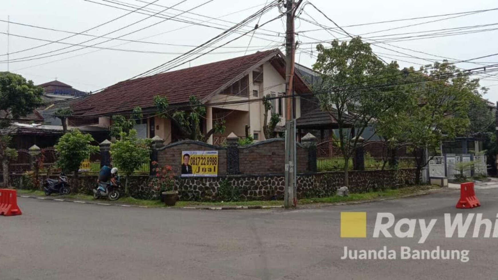 Langka Rumah 2 lantai Hoek di sayap Soekarno Hatta Kawaluyaan Murah!