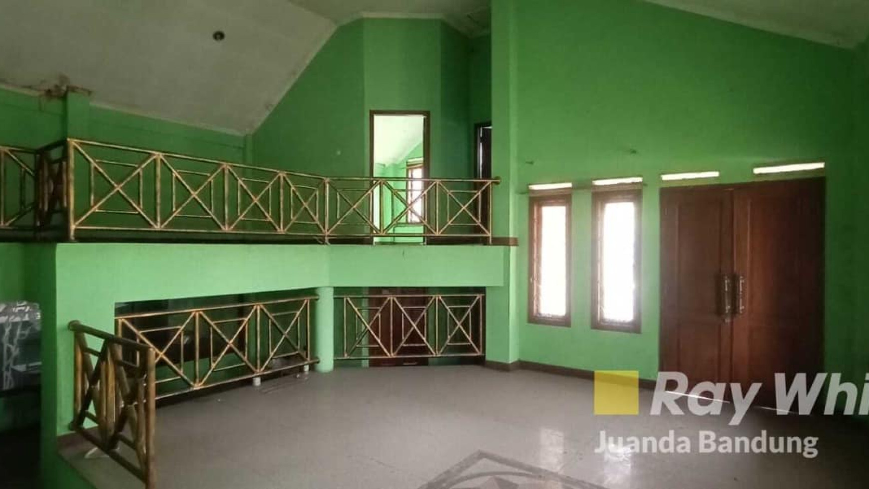 Langka Rumah 2 lantai Hoek di sayap Soekarno Hatta Kawaluyaan Murah!