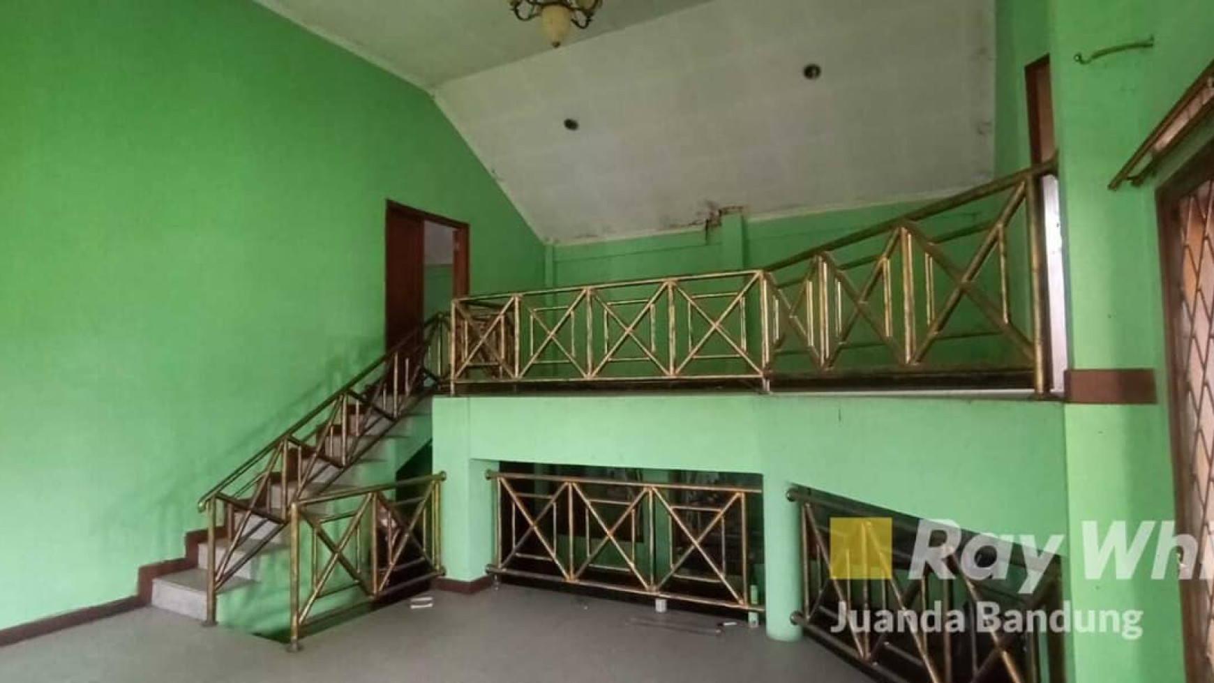 Langka Rumah 2 lantai Hoek di sayap Soekarno Hatta Kawaluyaan Murah!