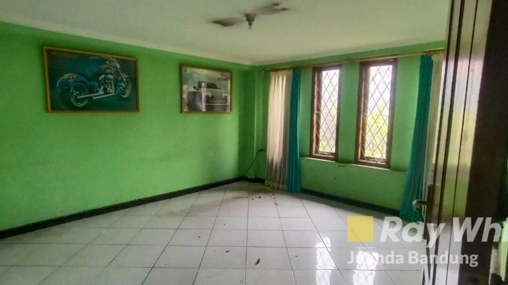 Langka Rumah 2 lantai Hoek di sayap Soekarno Hatta Kawaluyaan Murah!