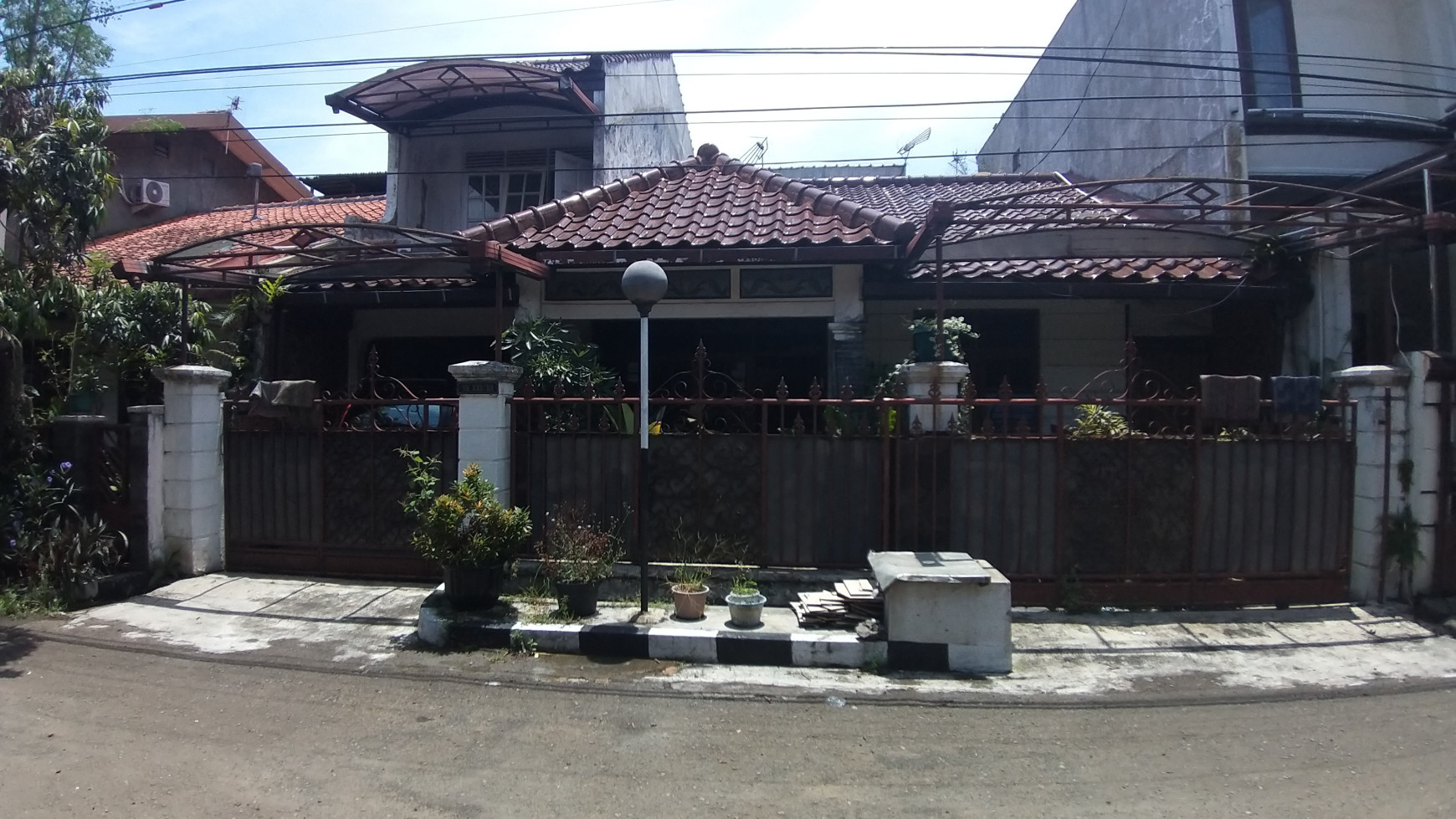 Rumah kompleks Sanggar Hurip , dekat Metro Indah Mall Soekarno Hatta