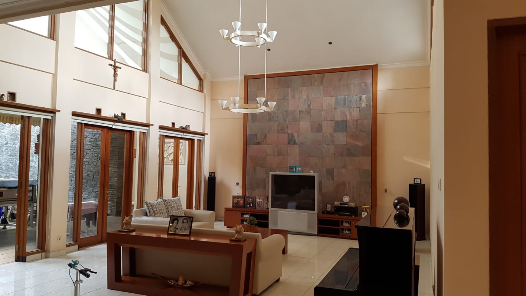 Rumah Lux Semi Furnished di Setrasari, Bandung 