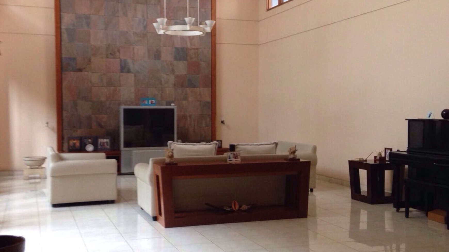 Rumah Lux Semi Furnished di Setrasari, Bandung 