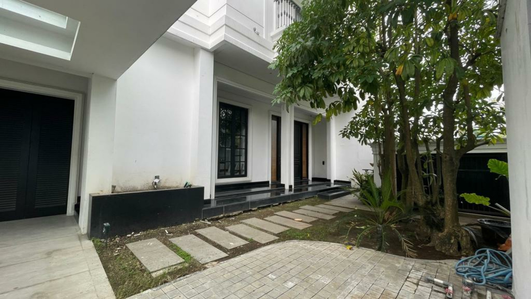 Dijual Rumah Graha Family Surabaya- American Classic Full MARMER + Full Furnished MEWAH