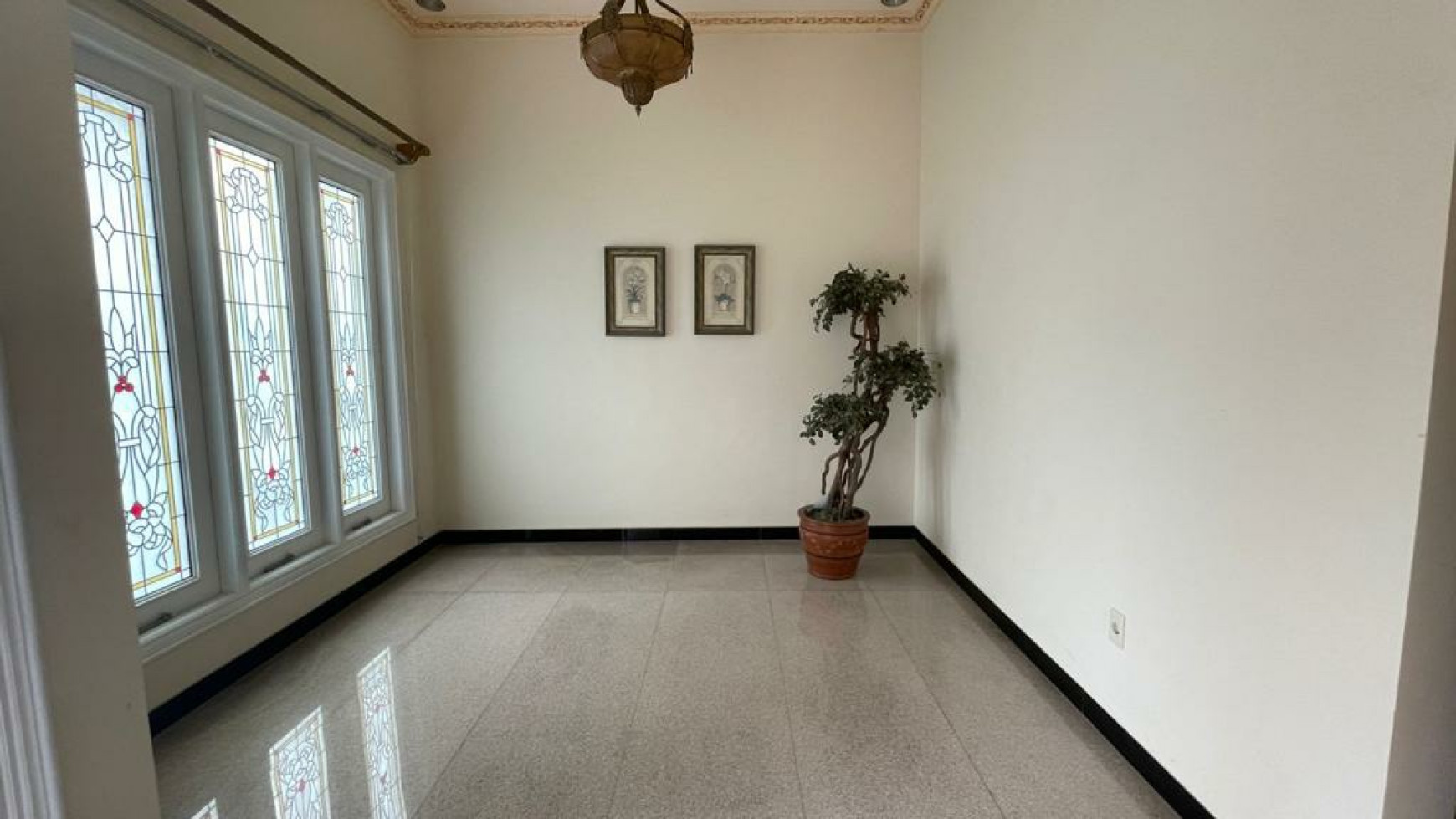 Dijual Rumah Graha Family Surabaya- American Classic Full MARMER + Full Furnished MEWAH