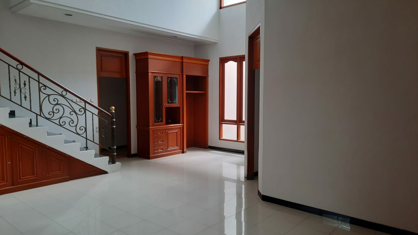 Dijual Rumah Graha Family Surabaya Barat - TerMURAH- TerLUAS 9'21 - Cantik Siap Huni