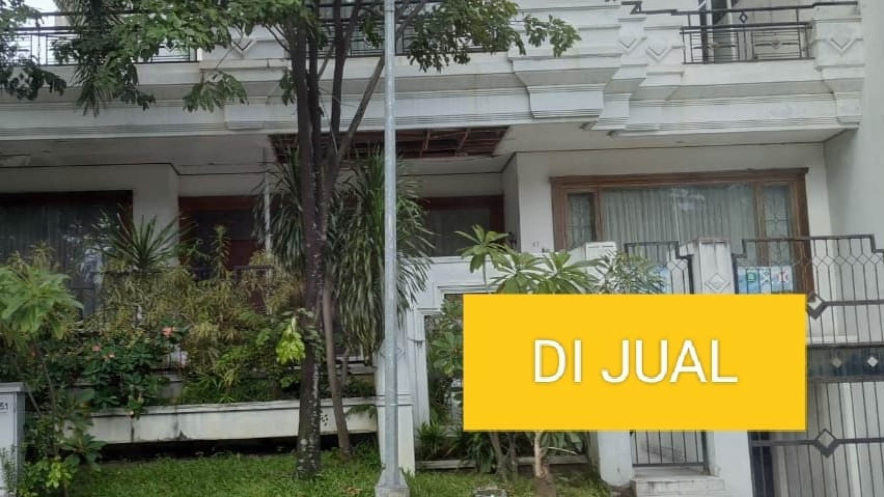 Dijual Rumah Graha Famili GOLF View Area Surabaya Barat + Lantai MARMER + Pintu Kayu JATI + BASEMENT parking area