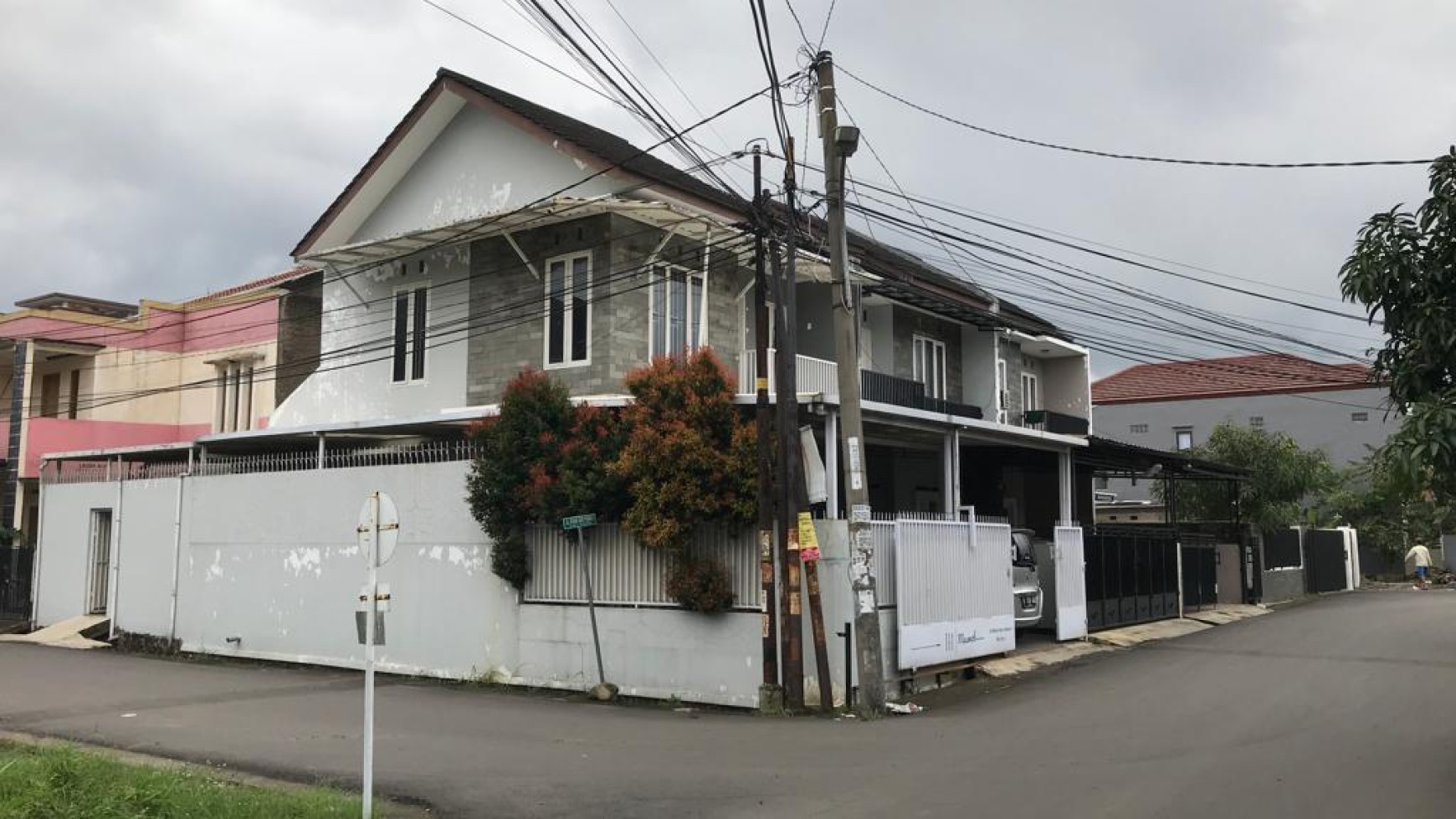 Rumah Cantik 2 Lantai di jalan Kiara Sari Utama, Bandung