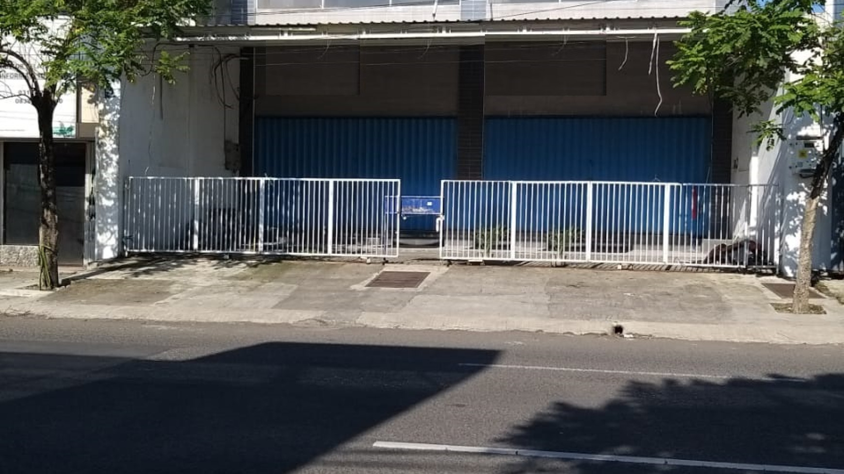 Disewakan Rumah Usaha 2,5 lantai di Barata Jaya Surabaya