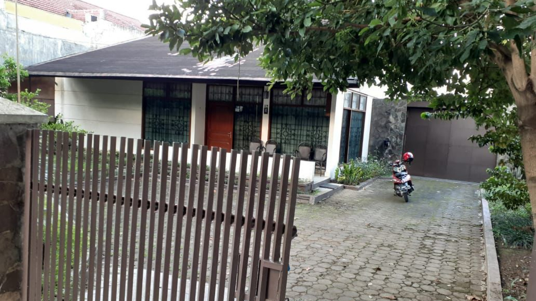 Dijual rumah dengan tanah yang luas di JL. Hegarmanah wetan Bandung Jawa Barat