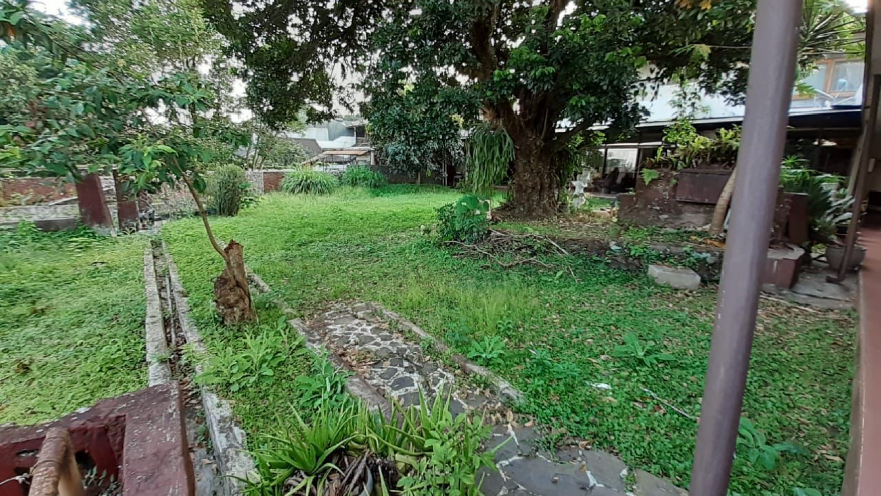 Dijual rumah dengan tanah yang luas di JL. Hegarmanah wetan Bandung Jawa Barat