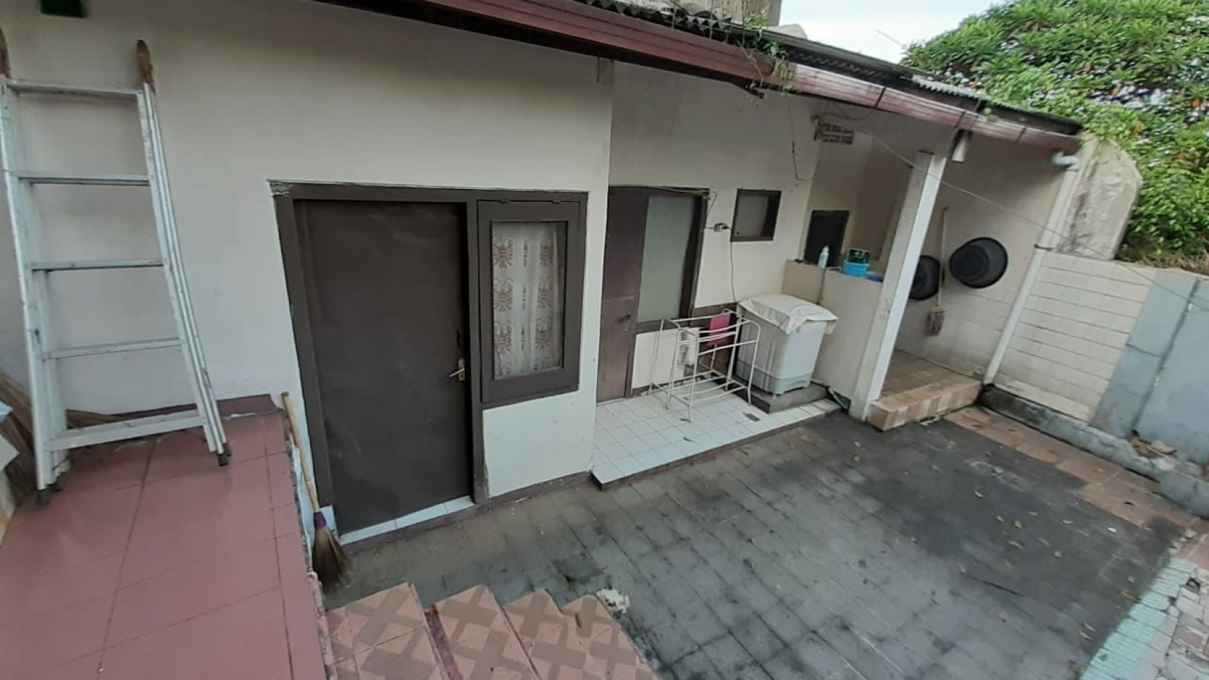 Dijual rumah dengan tanah yang luas di JL. Hegarmanah wetan Bandung Jawa Barat