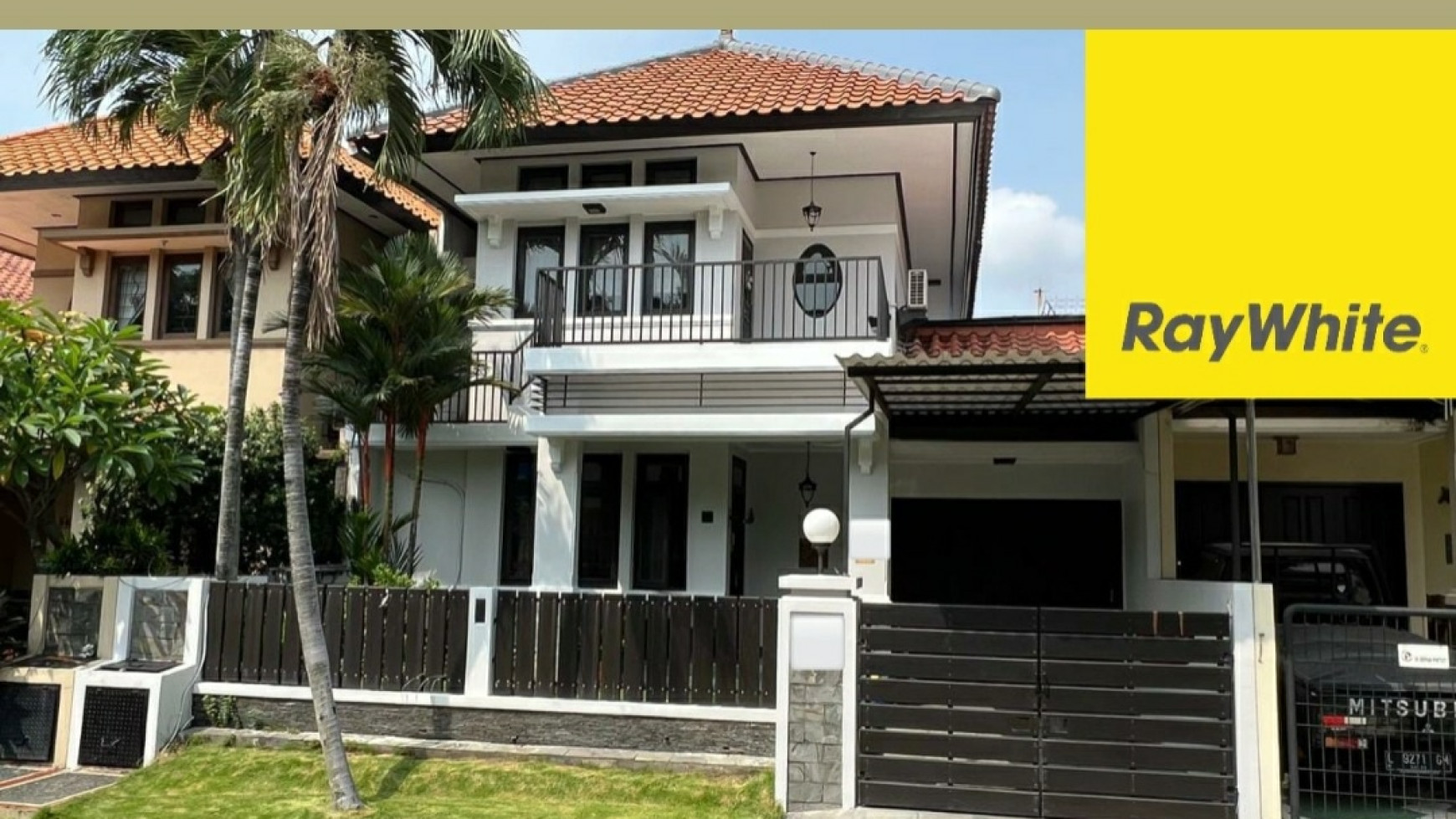 Dijual Rumah Graha Family - Cantik - Luas - TerMURAH- Siap Huni Dekat Supermall, Pakuwon Mall Surabaya Barat