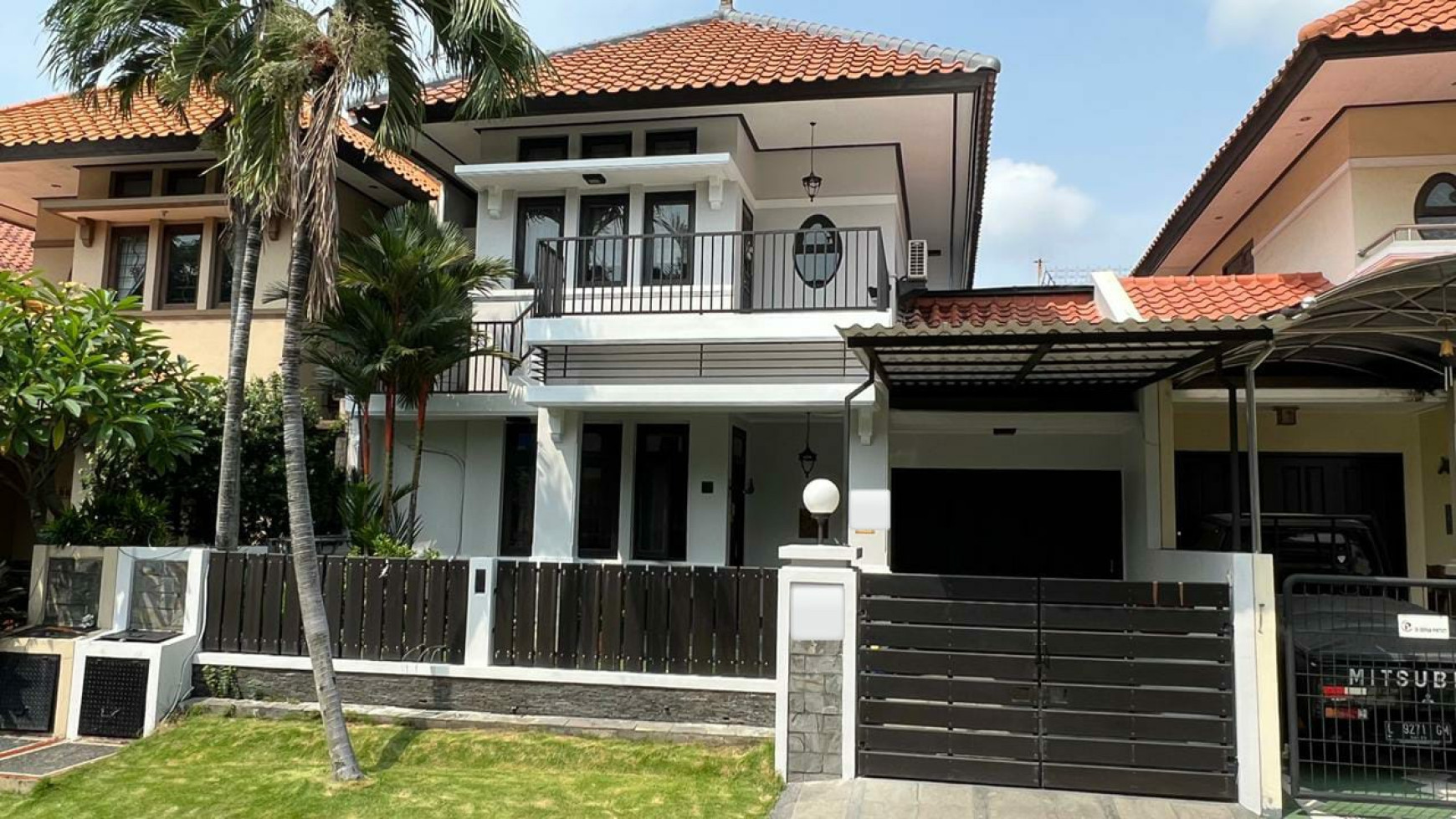 Dijual Rumah Graha Family - Cantik - Luas - TerMURAH- Siap Huni Dekat Supermall, Pakuwon Mall Surabaya Barat