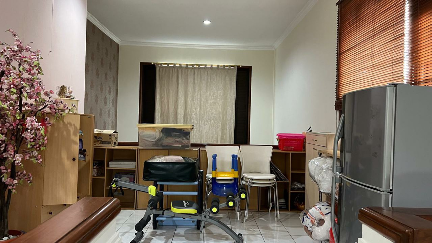 Dijual Rumah Graha Family - Cantik - Luas - TerMURAH- Siap Huni Dekat Supermall, Pakuwon Mall Surabaya Barat