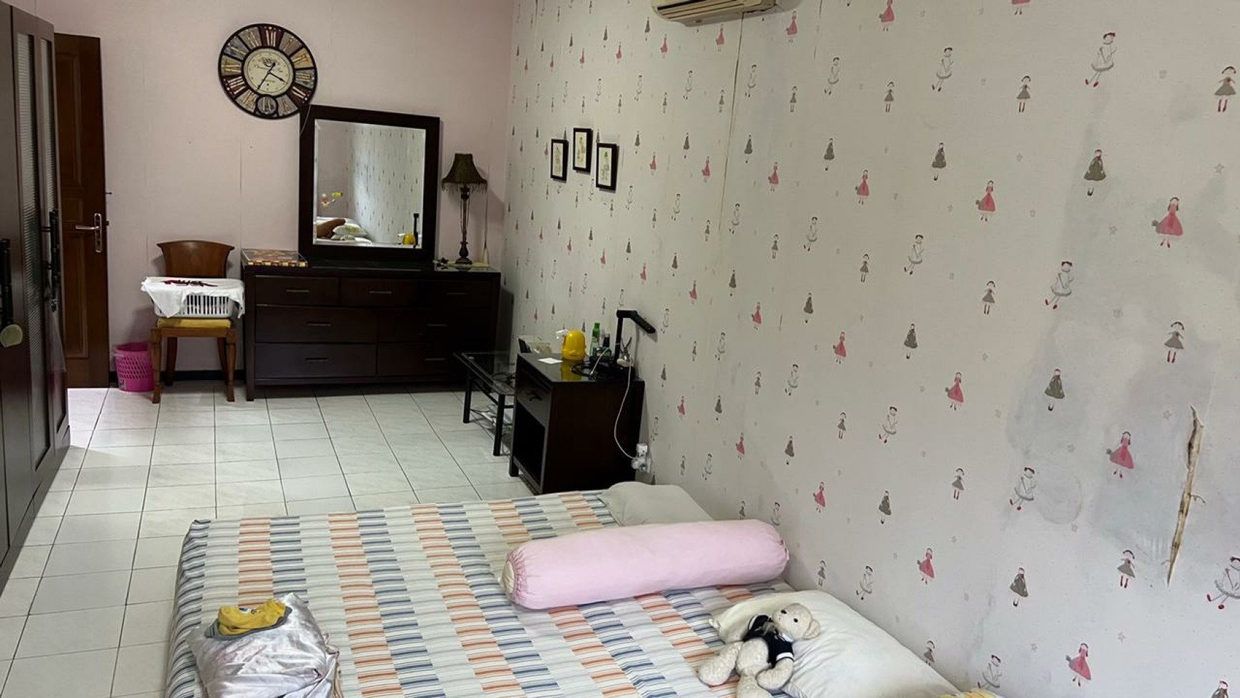 Dijual Rumah Graha Family - Cantik - Luas - TerMURAH- Siap Huni Dekat Supermall, Pakuwon Mall Surabaya Barat