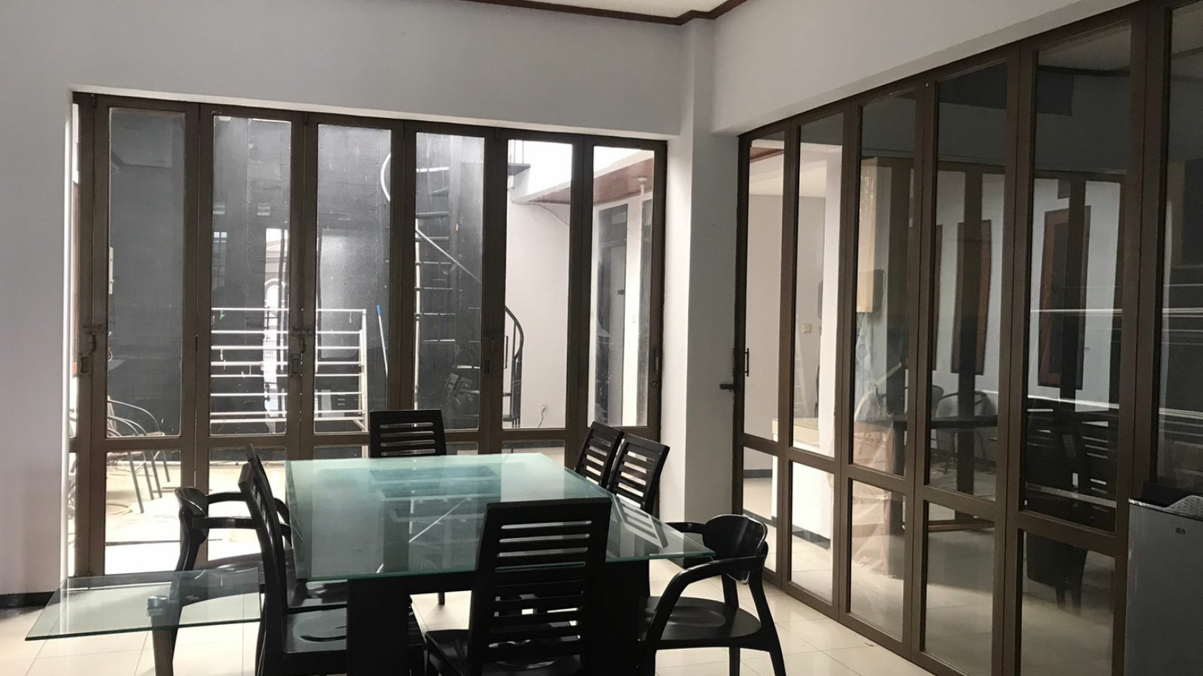 Rumah 2 lantai  Furnished , PUSAT KOTA