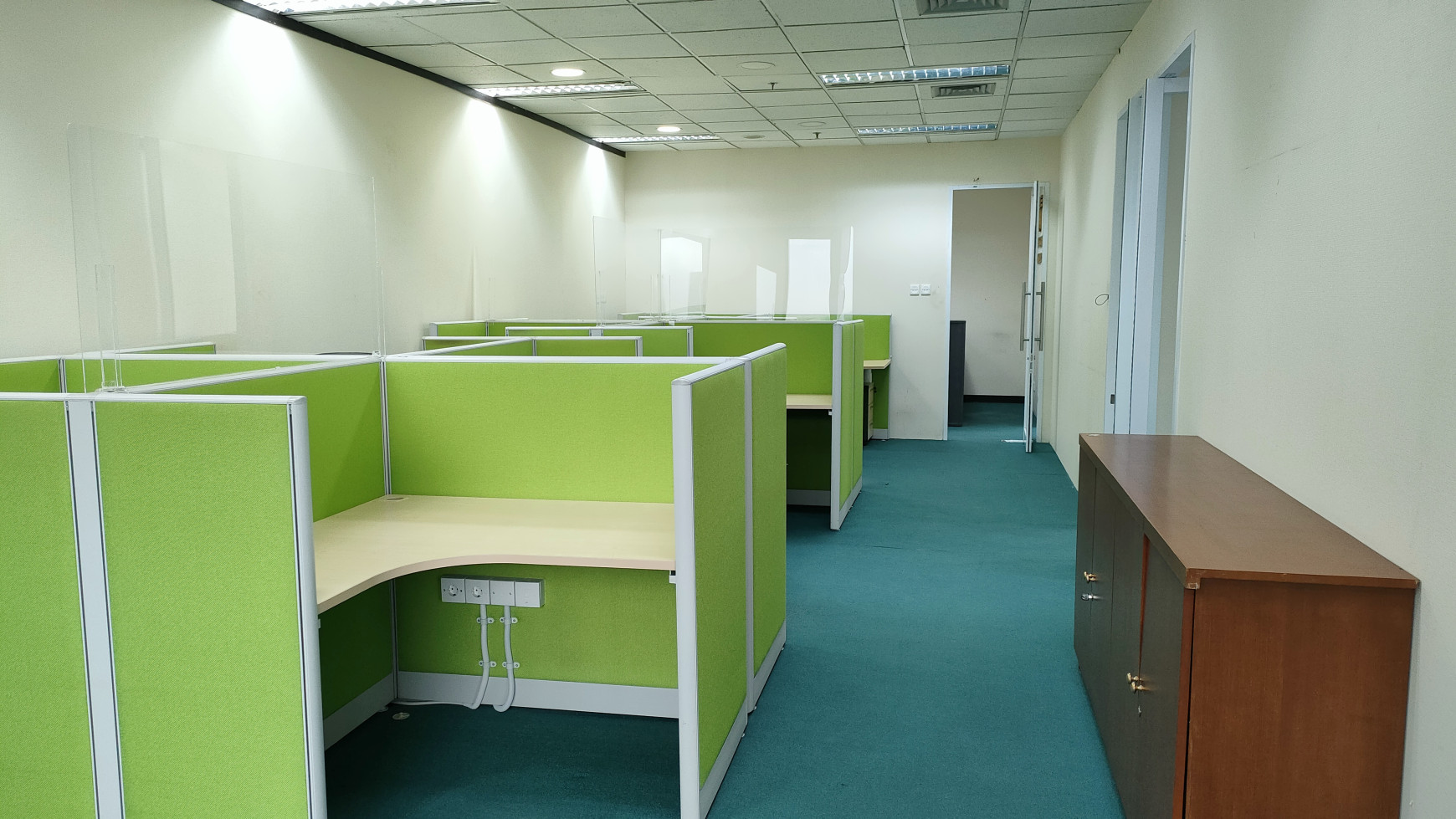 Kantor Plaza Mutiara, 150 m2, furnished,cocok untuk kantor pengacara, bebas ganjil-genap