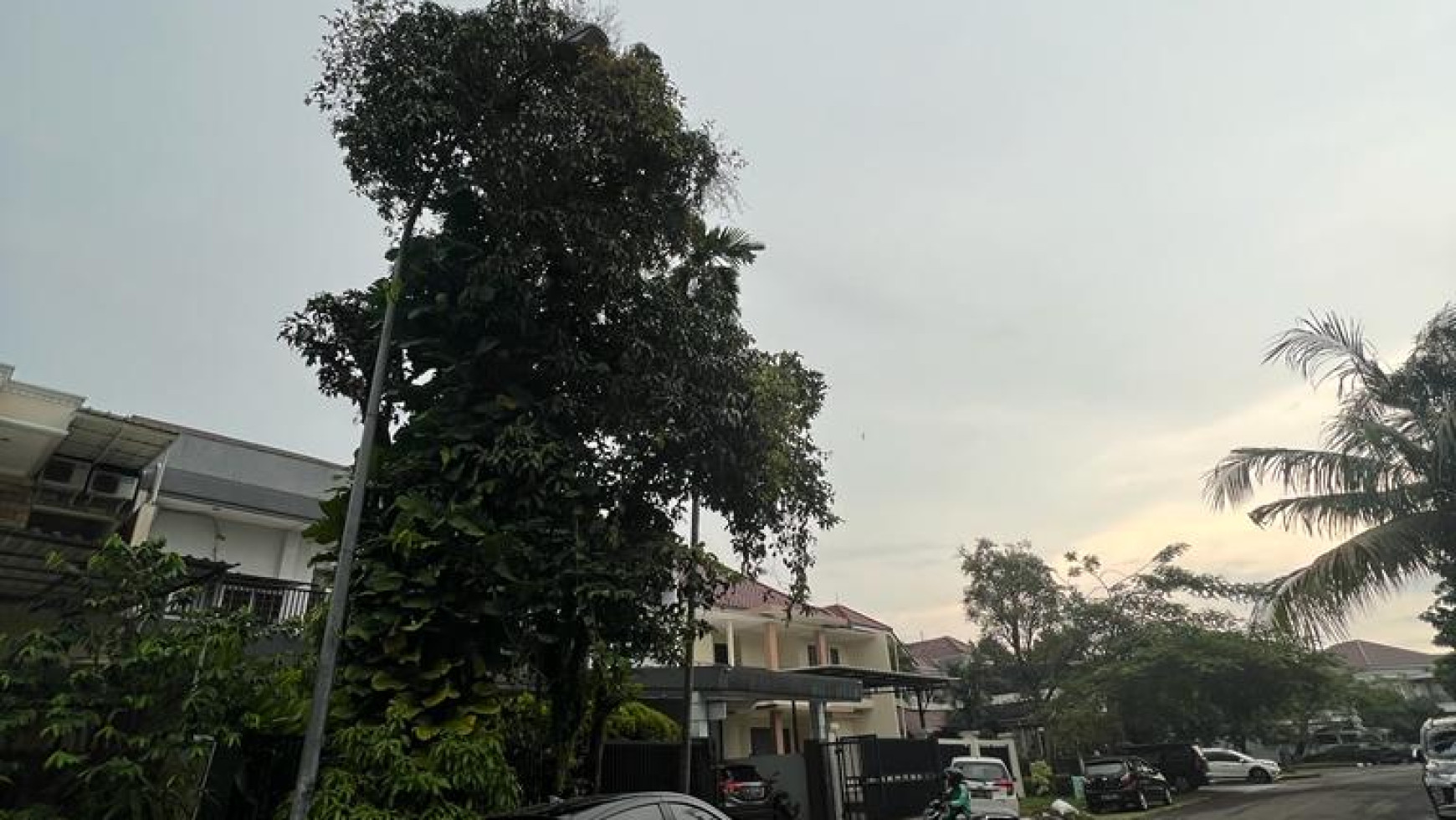 Rumah rapi di Giri Loka 3