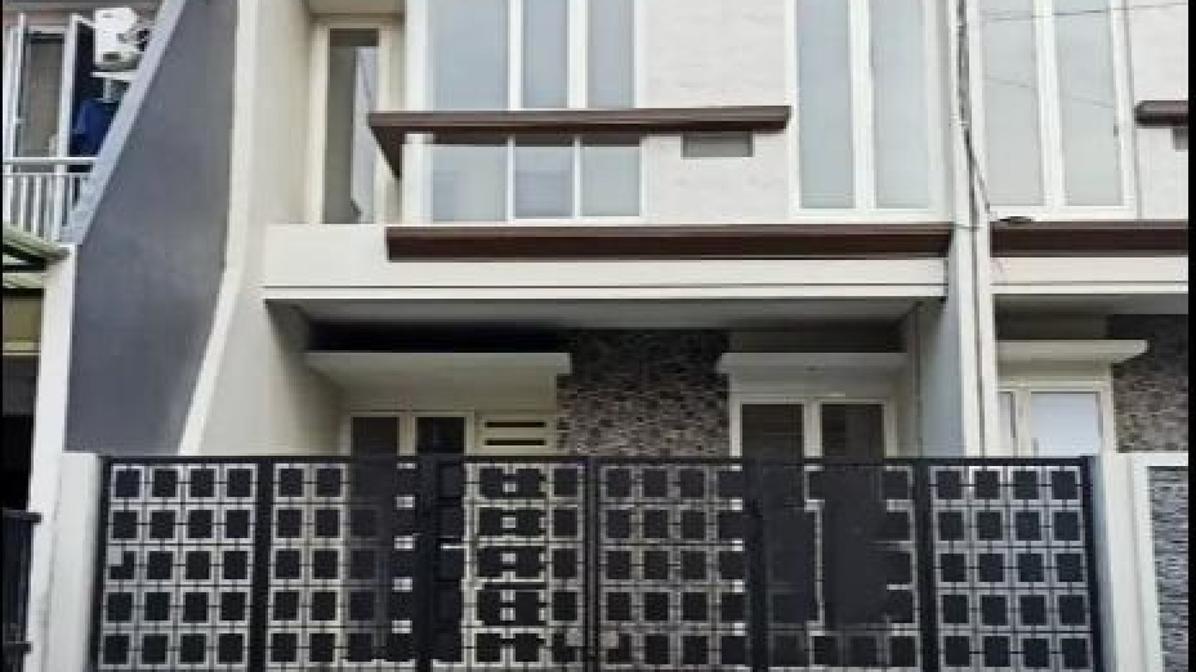 Dijual Rumah 2 lantai di Manyar Tirtoyoso Selatan Surabaya