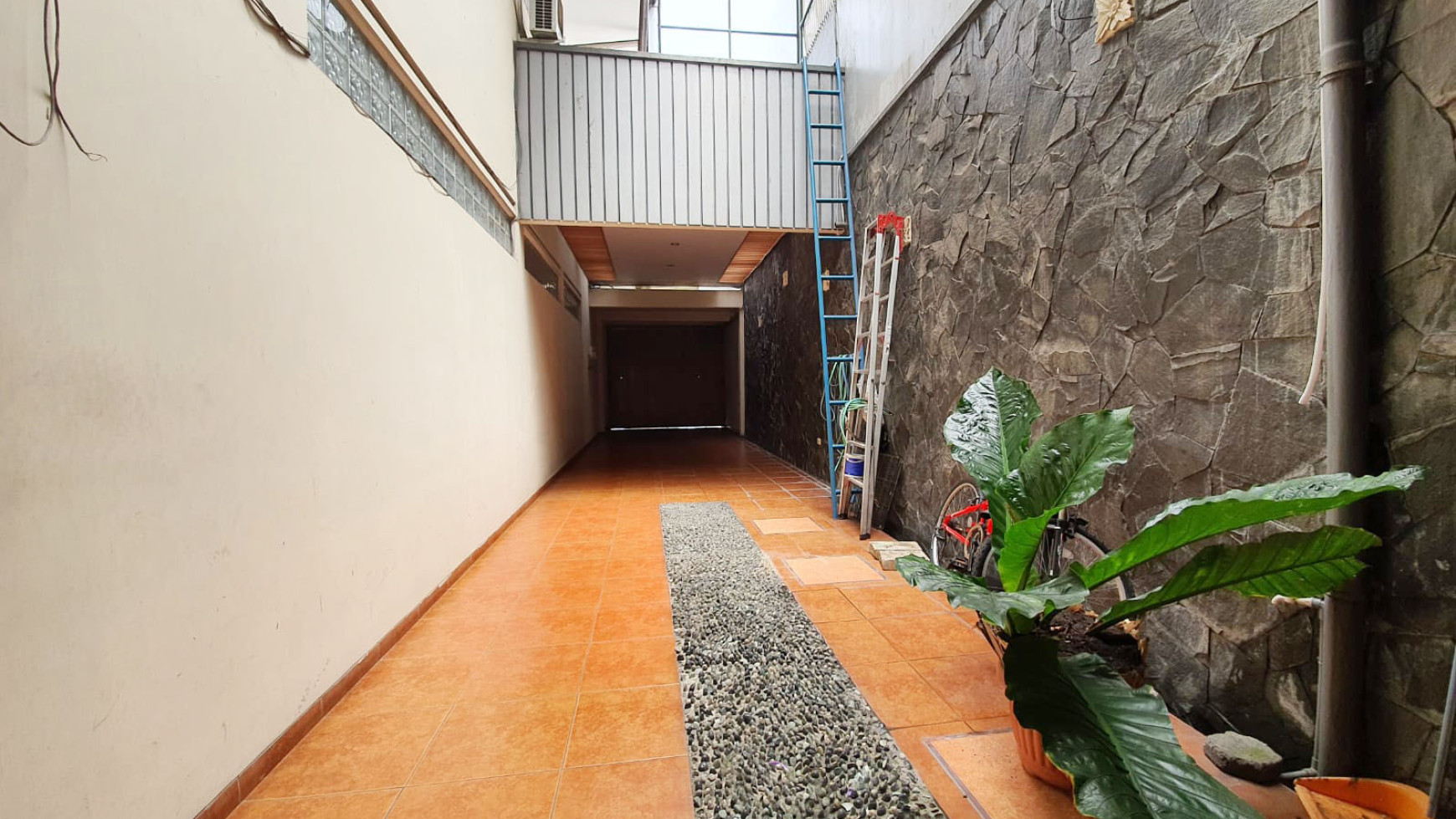 Rumah Semi Furnished di jalan Naripan, Bandung Kota