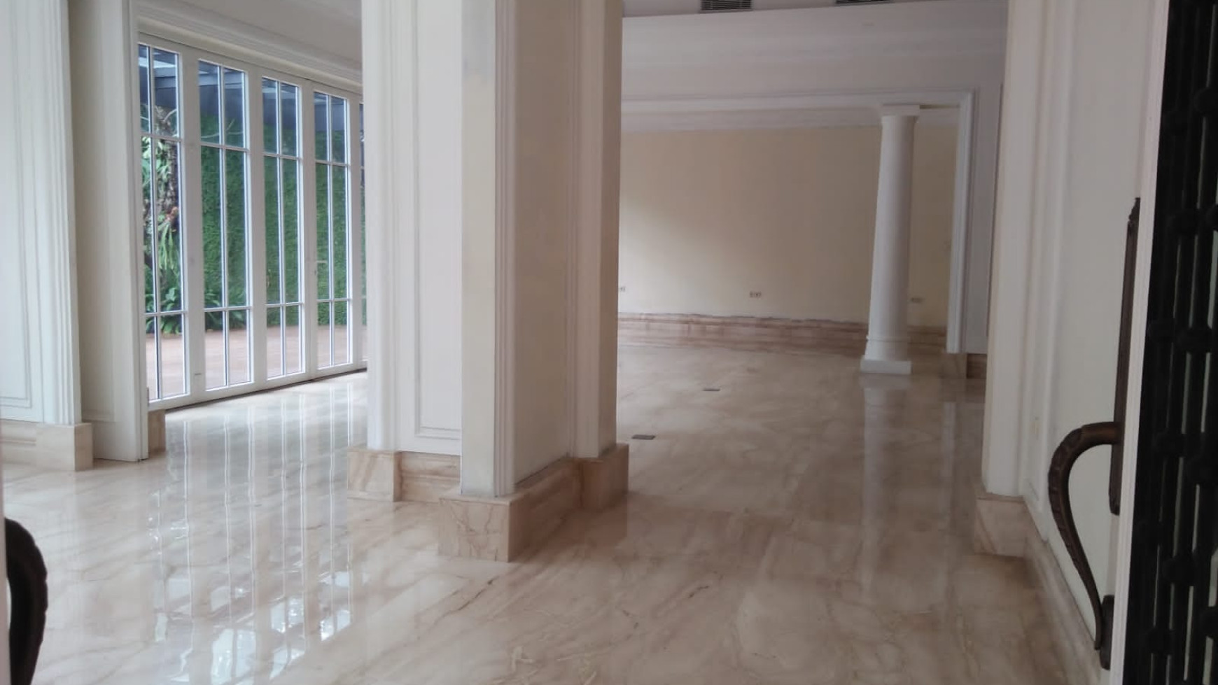 Disewa Rumah Mewah Kawasan Elite Di Jl Senayan Jakarta Selatan.