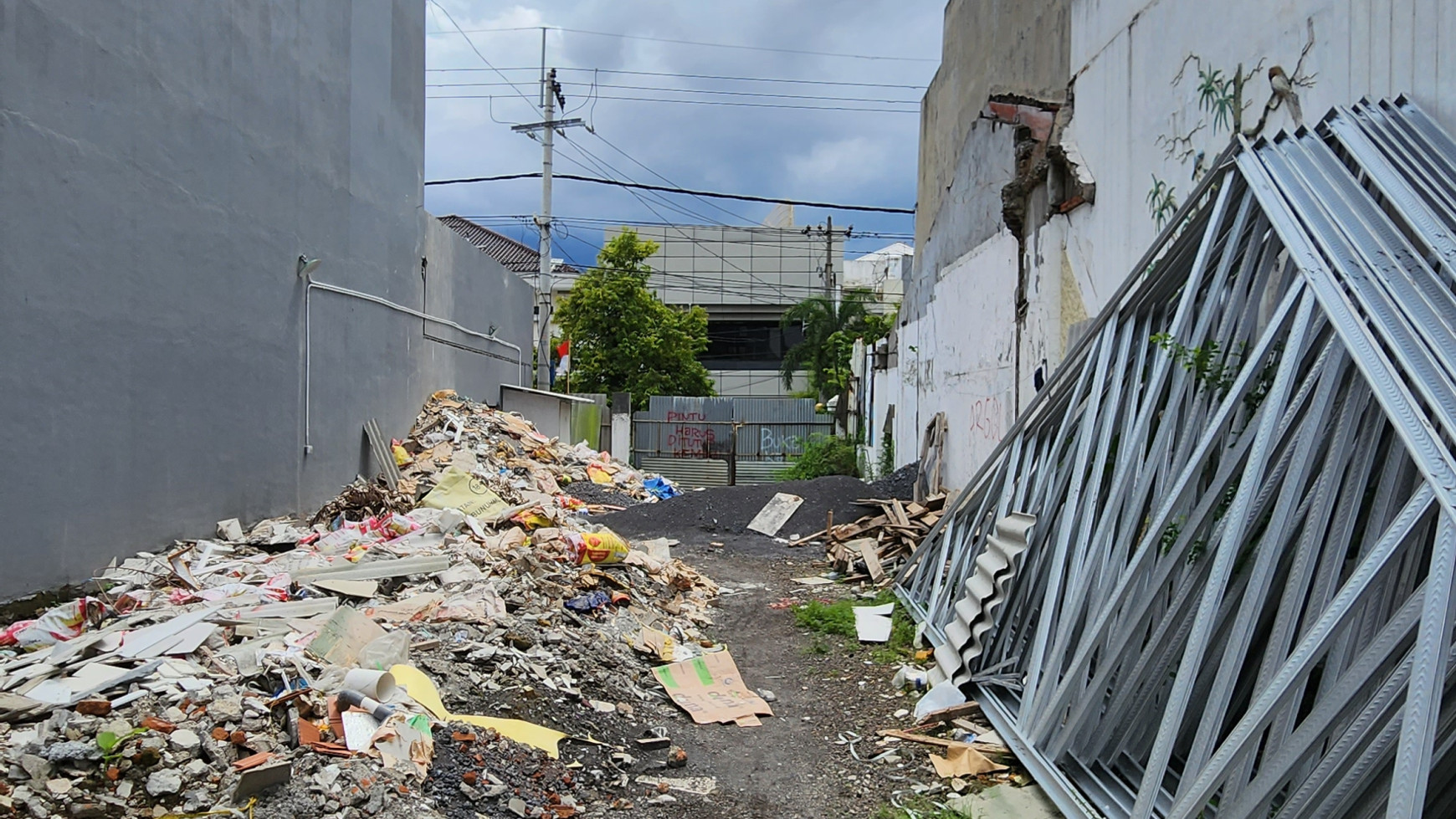 Disewakan Rumah Tengah Kota dan Tanah Samping Jalan Anjasmoro