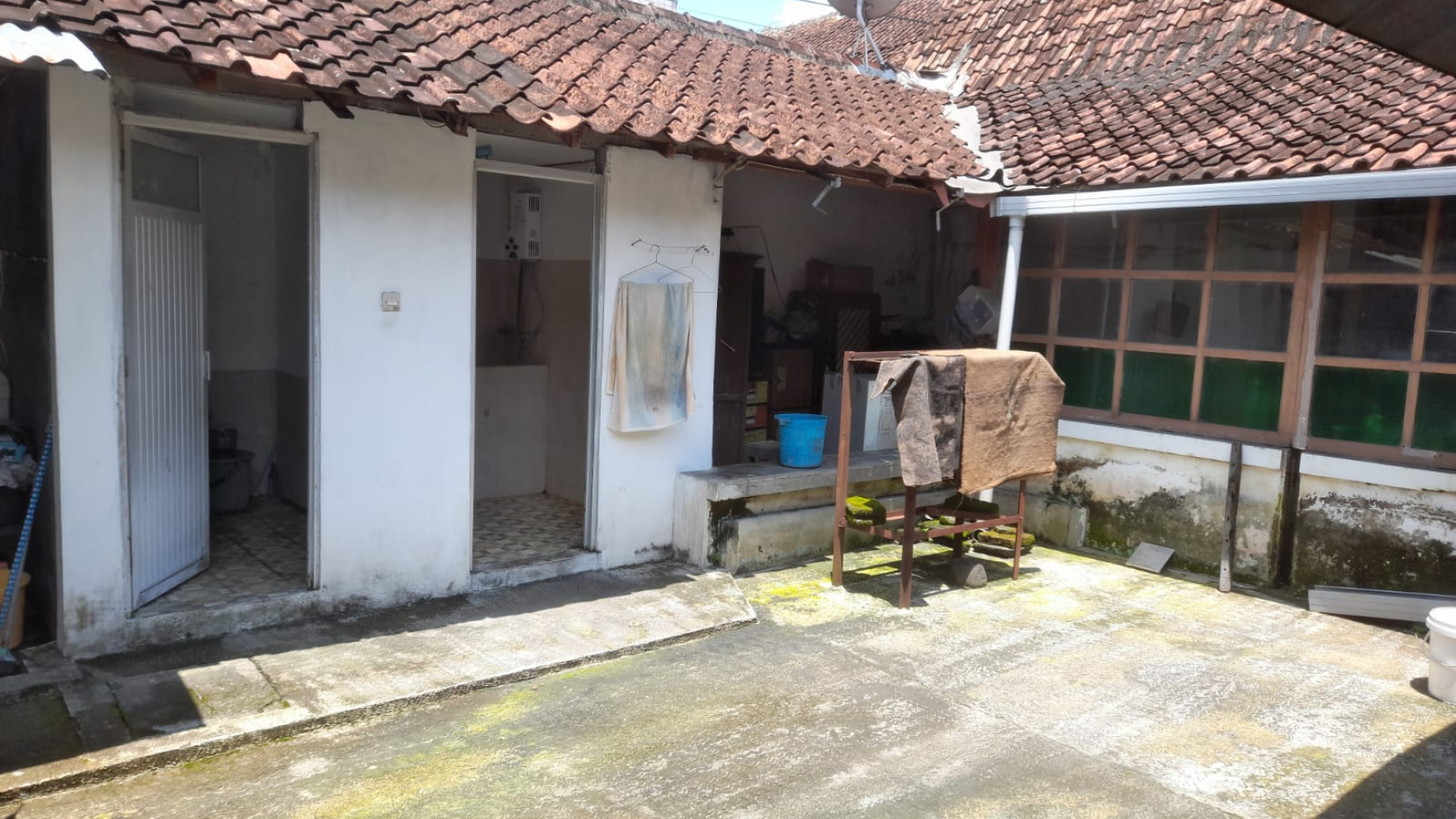 RUMAH DI JALAN UTAMA DI MUNTILAN