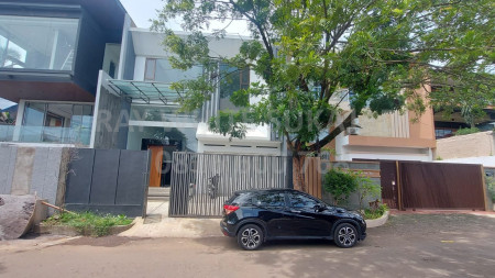 QUICK SALE Rmh tinggal 3 lantai (BARU minimalis modern) di  Setra Sari Kulon Raya