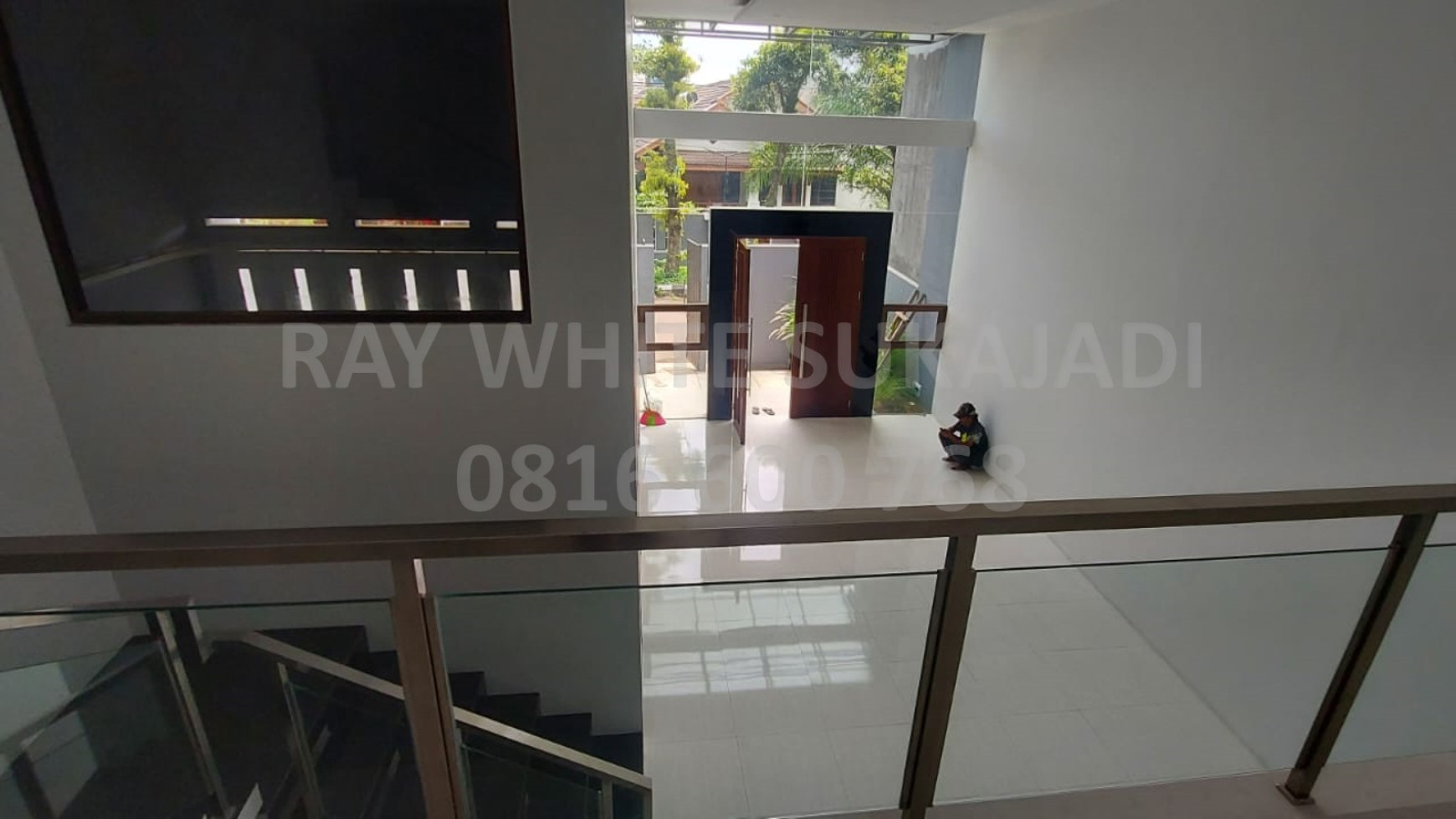 QUICK SALE Rmh tinggal 3 lantai (BARU minimalis modern) di  Setra Sari Kulon Raya