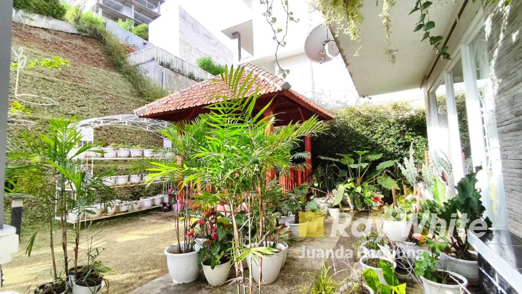 Pilihan Tepat ! Rumah Dago Pakar Resort Full Furnished Terawat dengan View Bandung