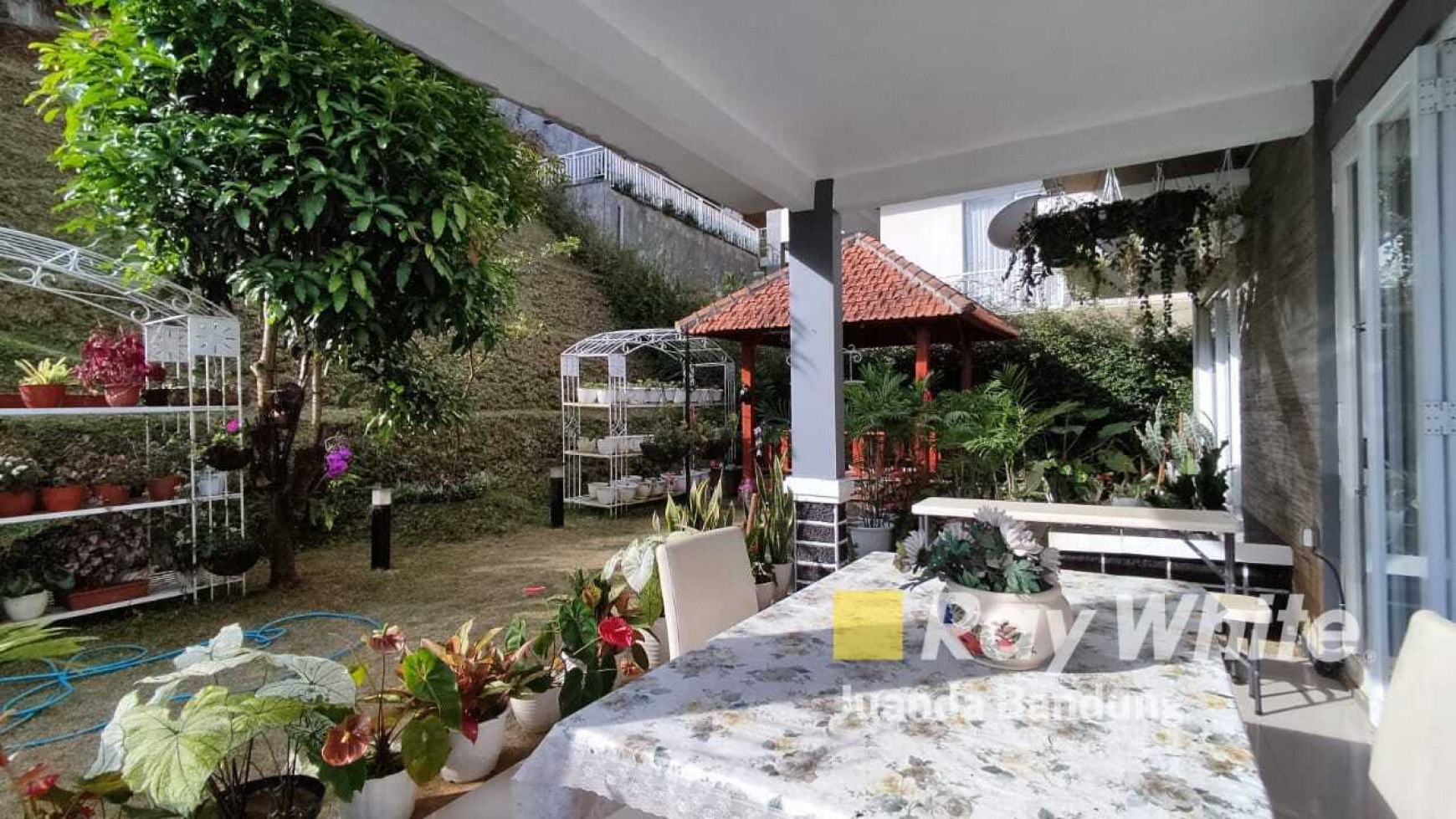 Pilihan Tepat ! Rumah Dago Pakar Resort Full Furnished Terawat dengan View Bandung