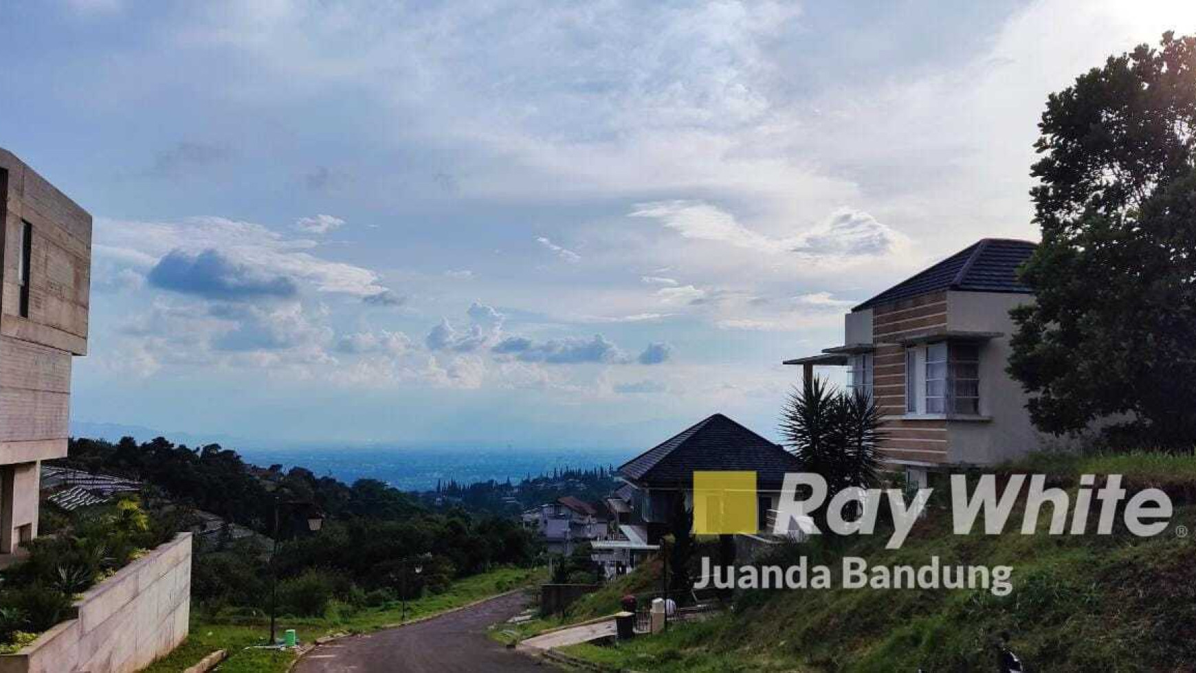 Pilihan Tepat ! Rumah Dago Pakar Resort Full Furnished Terawat dengan View Bandung