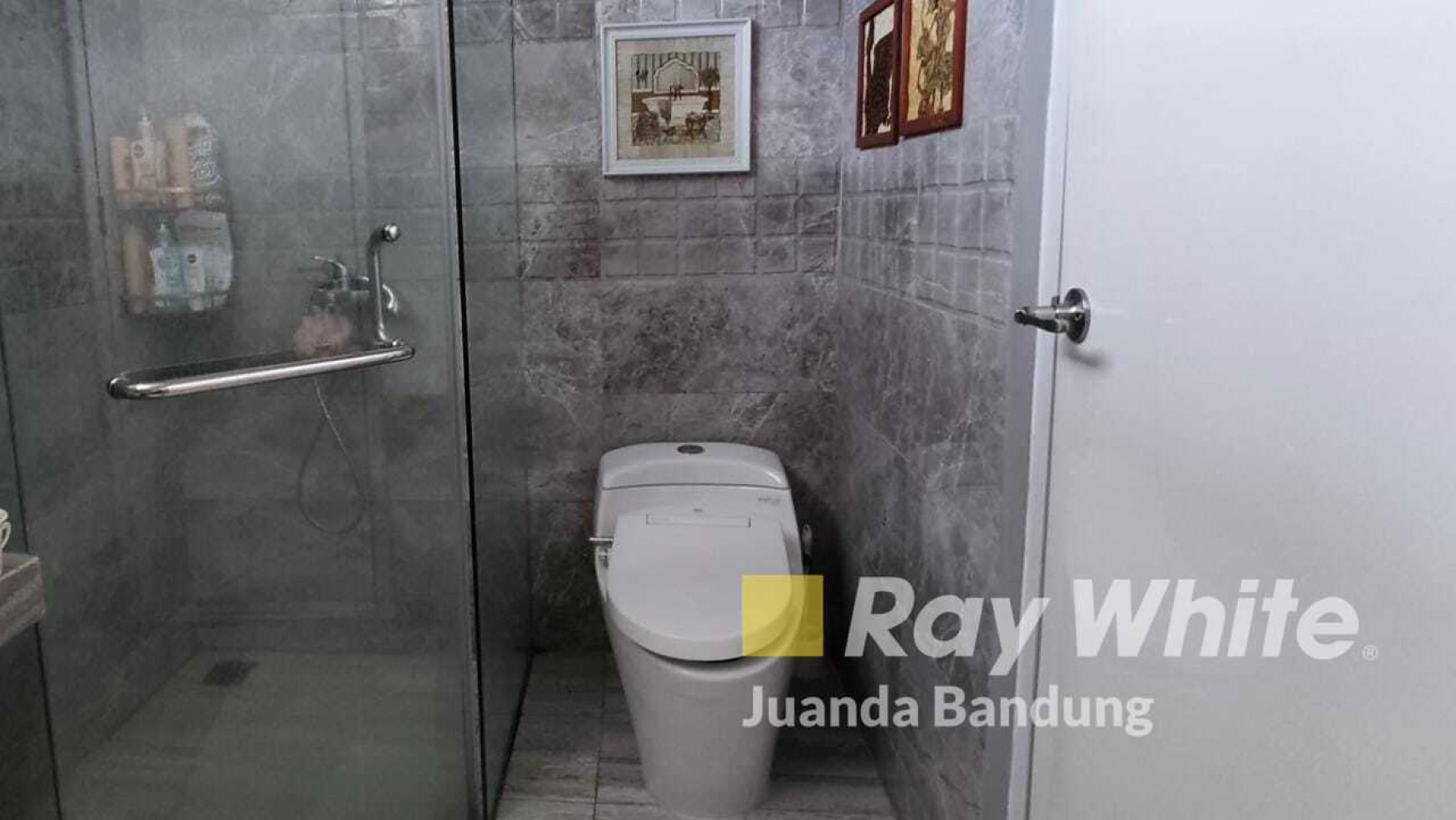 Pilihan Tepat ! Rumah Dago Pakar Resort Full Furnished Terawat dengan View Bandung