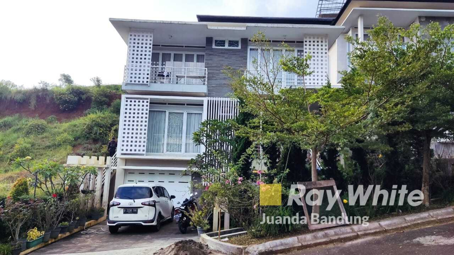 Pilihan Tepat ! Rumah Dago Pakar Resort Full Furnished Terawat dengan View Bandung