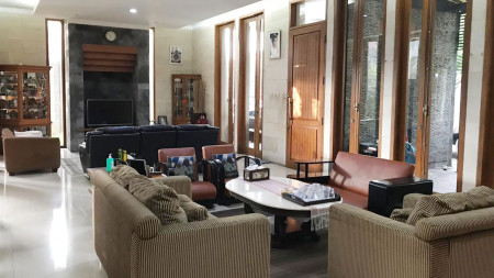 Rumah lux Semi Furnished di Jl Parakan Indah, Bandung