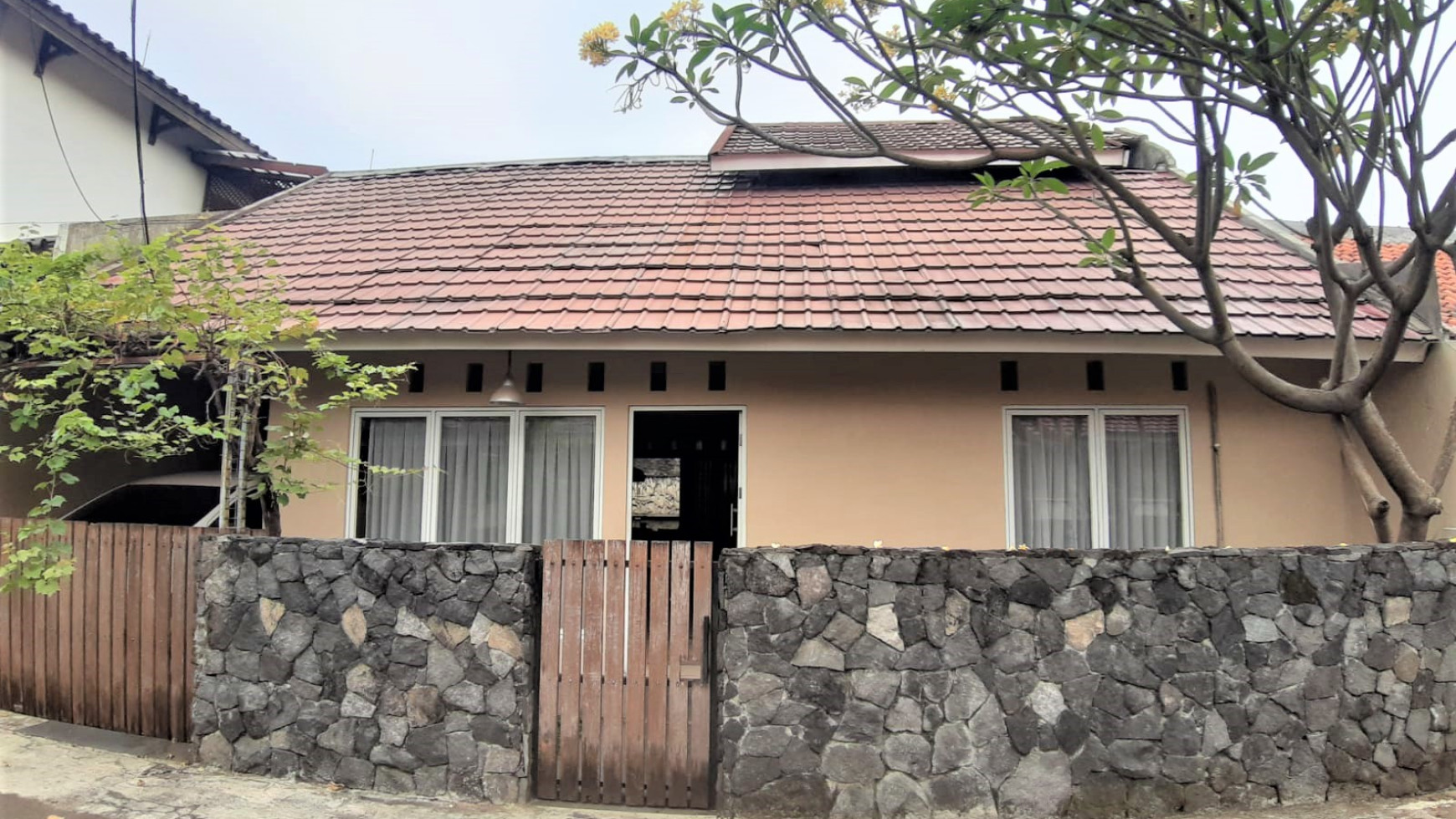 Rumah Modern Minimalis Lokasi Dekat Dengan Tol Di Cinere.