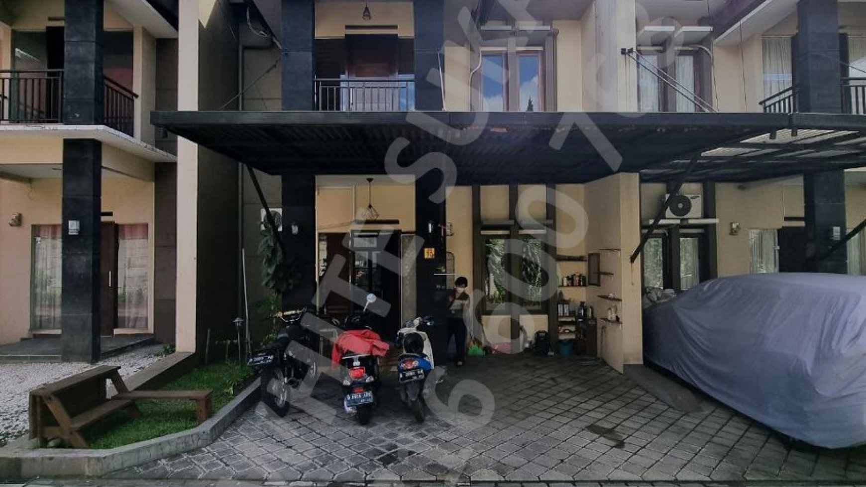 Dijual Rumah Tinggal 2 Lantai dengan Swimming Pool di Megaraya Residence