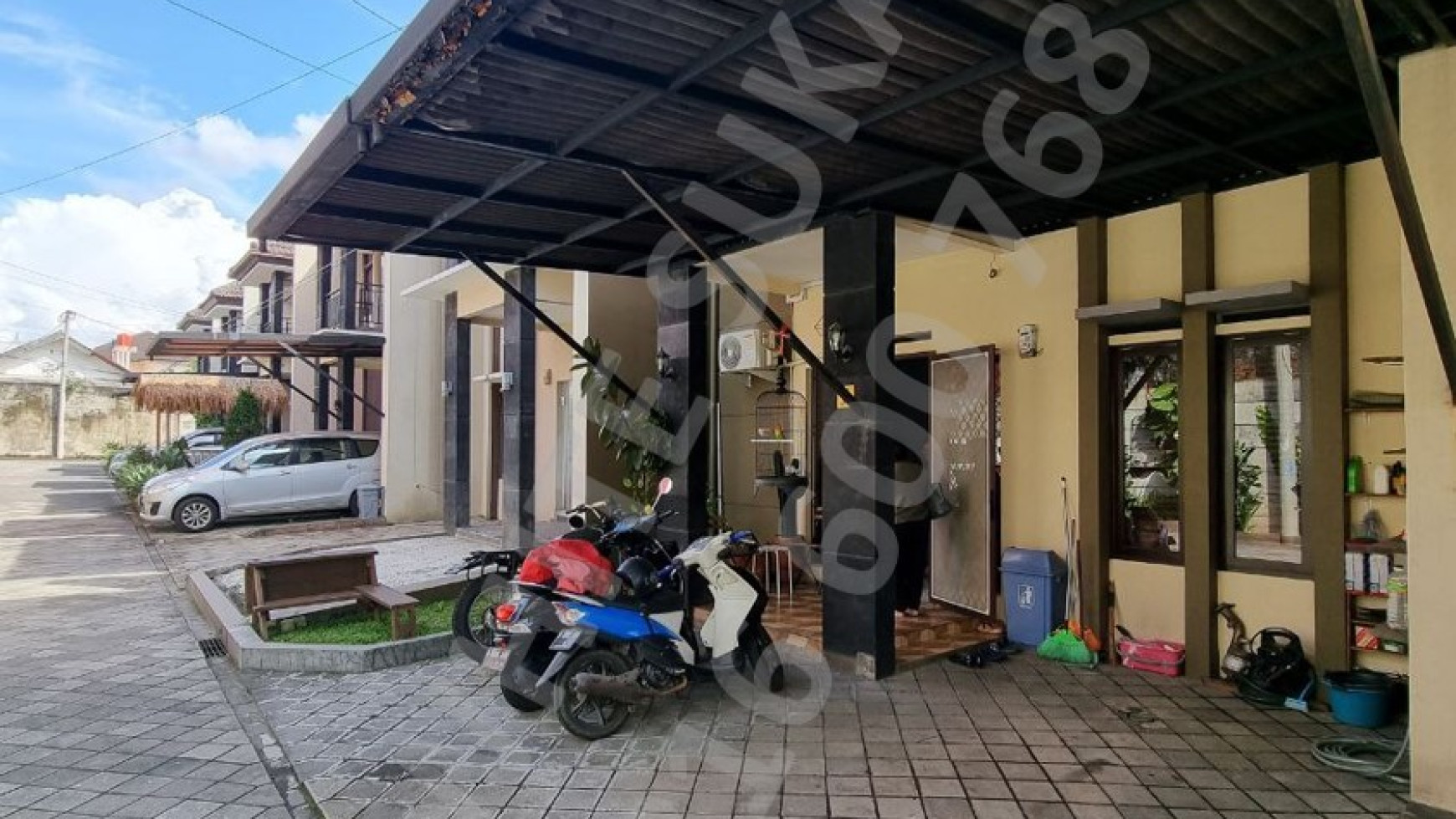 Dijual Rumah Tinggal 2 Lantai dengan Swimming Pool di Megaraya Residence