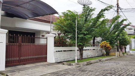 Rumah di Dharmahusada Utara, Bagus + Terawat, Row jalan bisa 6 - 7 mobil