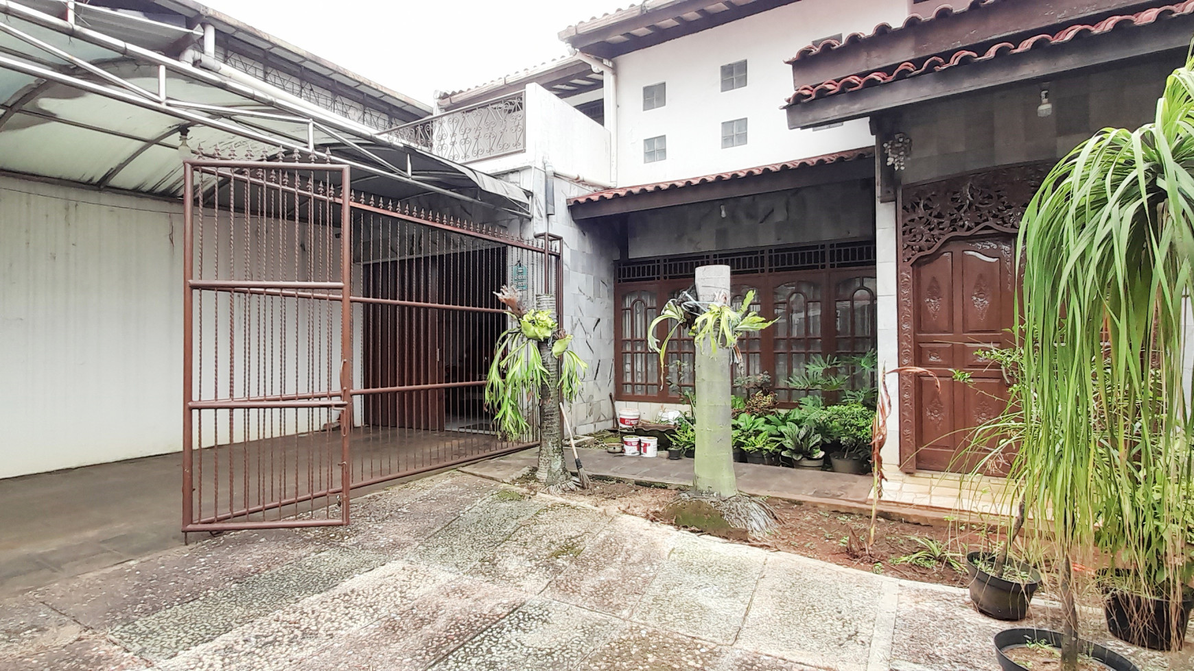 Rumah Dengan Halaman Luas Di Jl Jombang Raya, Pondok Aren