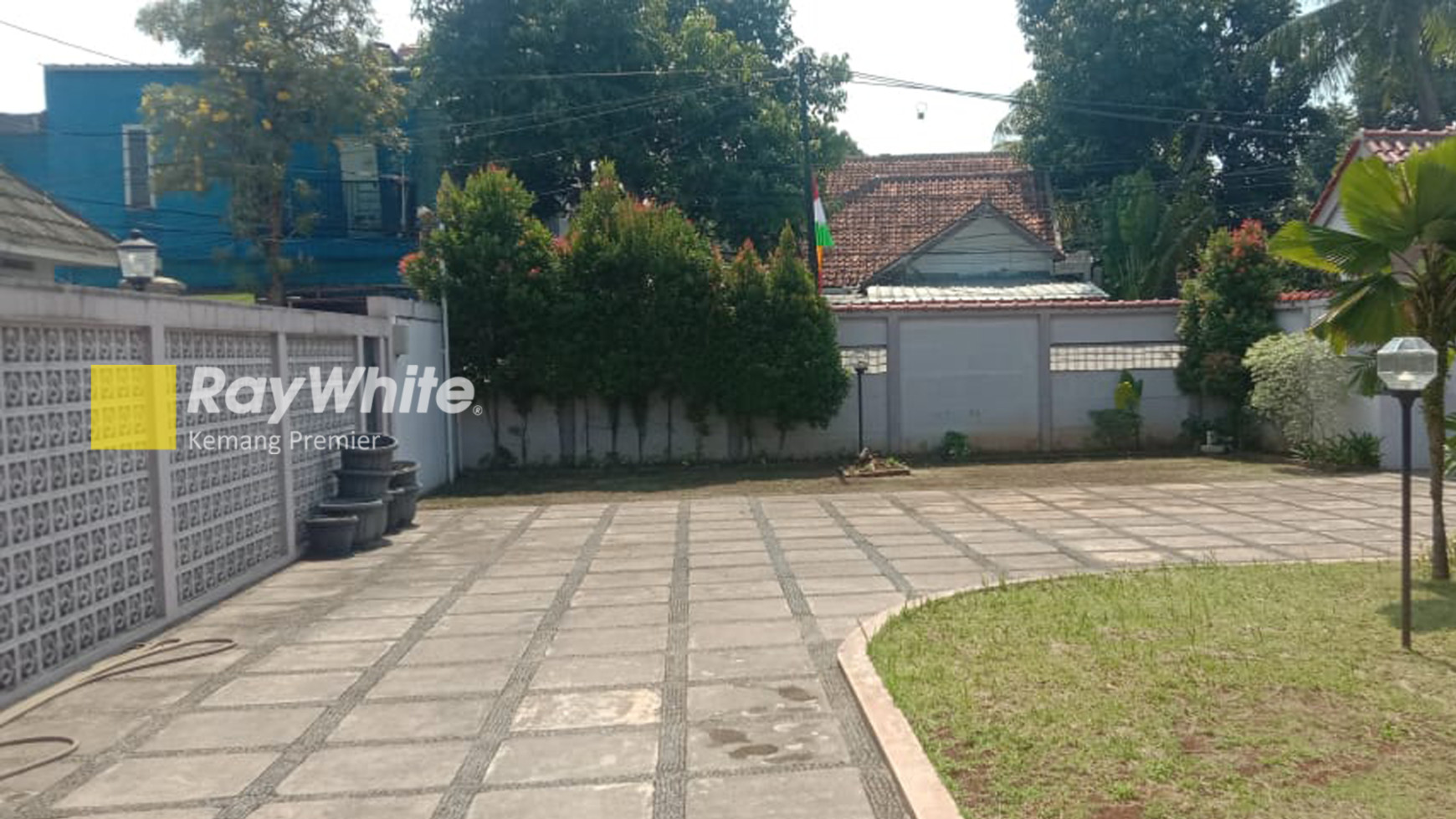 Dijual Rumah Asri, Nyaman & Terawat  dengan pekarangan yang luas daerah Jagakarsa 