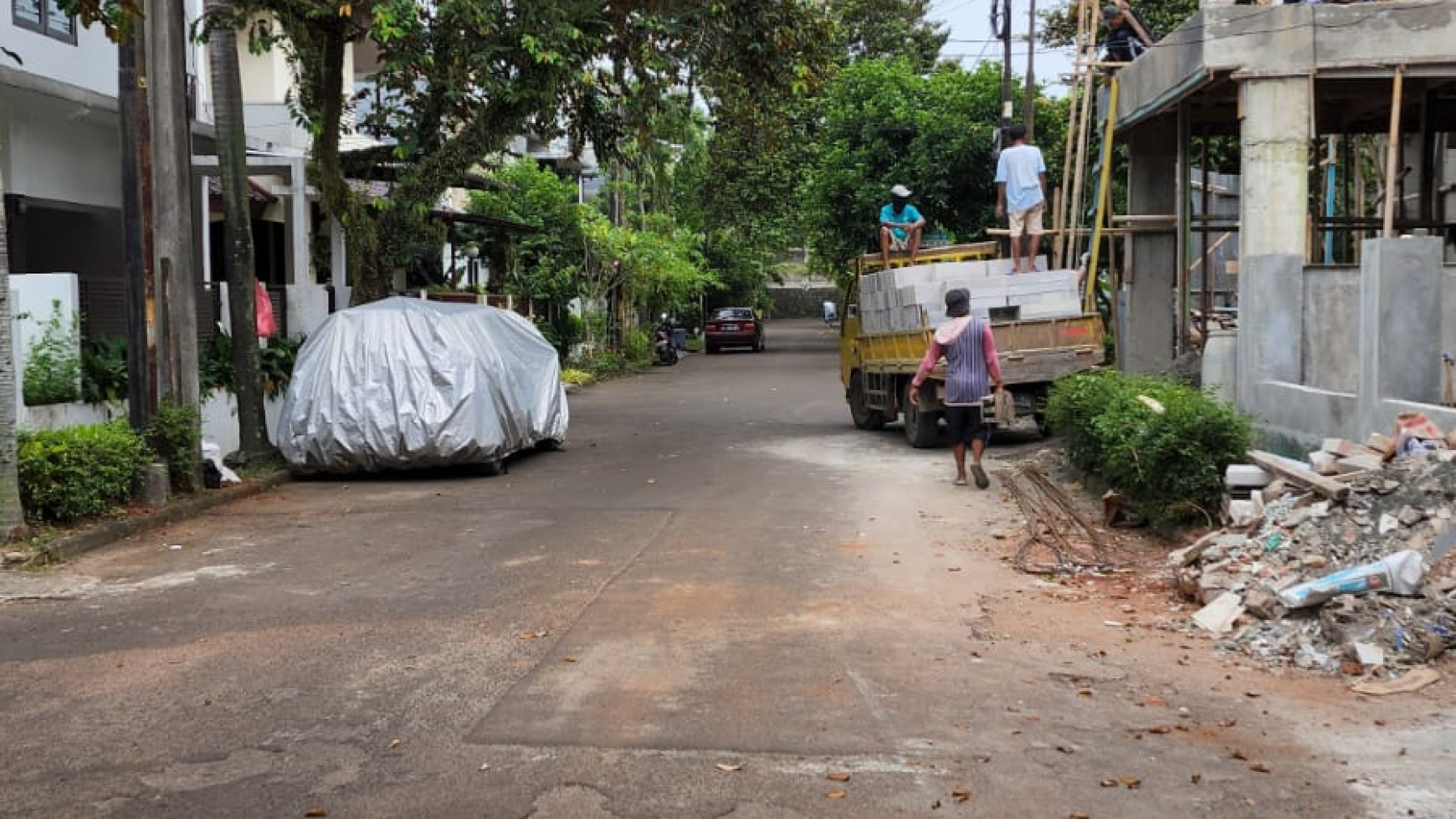 Rumah Baru ada Kolam Renang, hadap taman di Bintaro Jaya Sektor 9