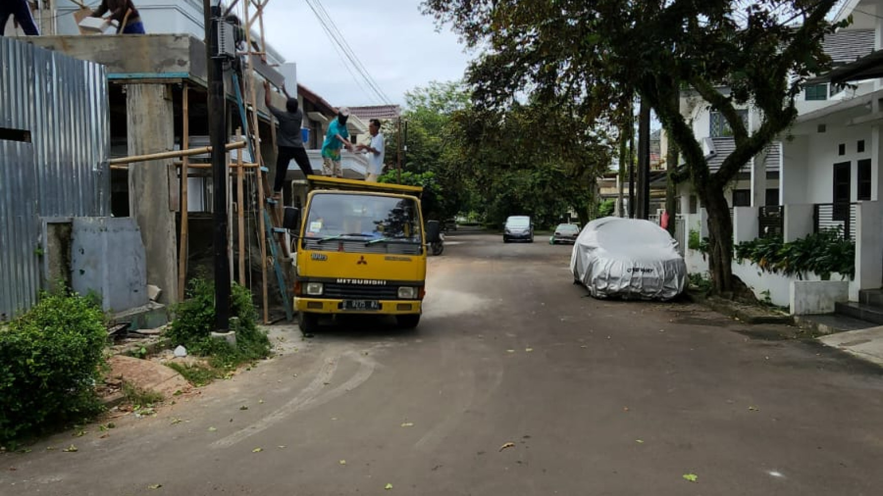 Rumah Baru ada Kolam Renang, hadap taman di Bintaro Jaya Sektor 9