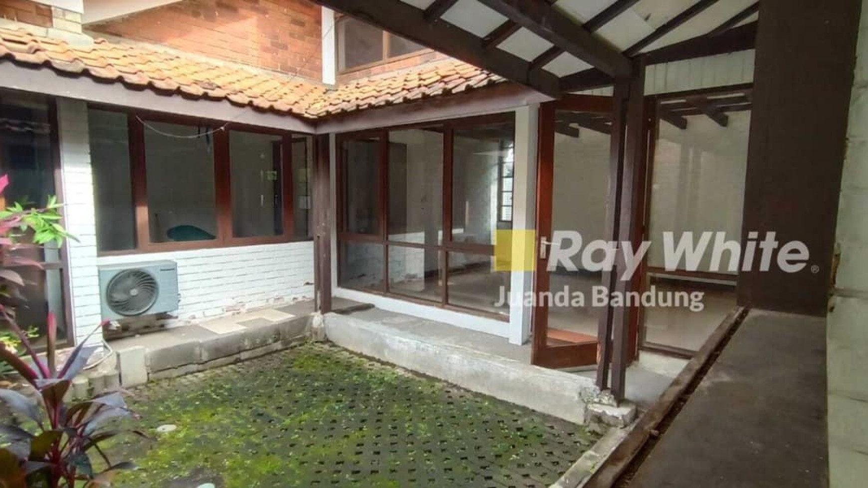 Langka! Rumah tinggal terawat di Sayap Martanegara, Siap Huni!