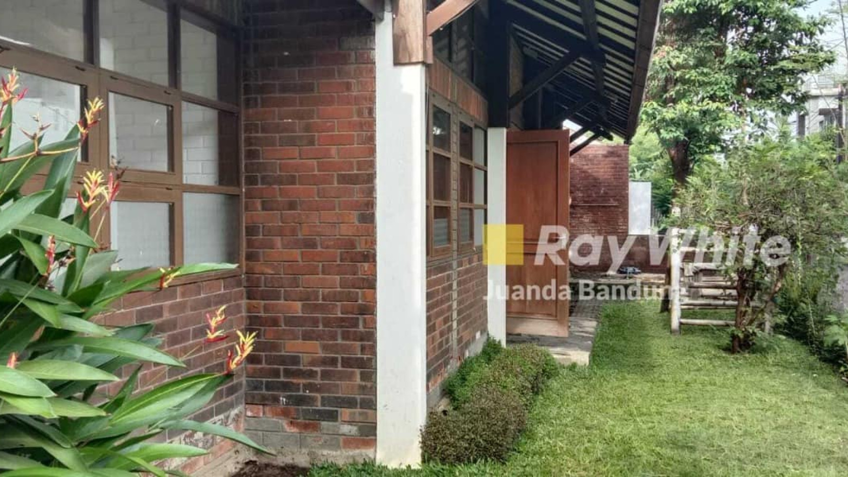 Langka! Rumah tinggal terawat di Sayap Martanegara, Siap Huni!