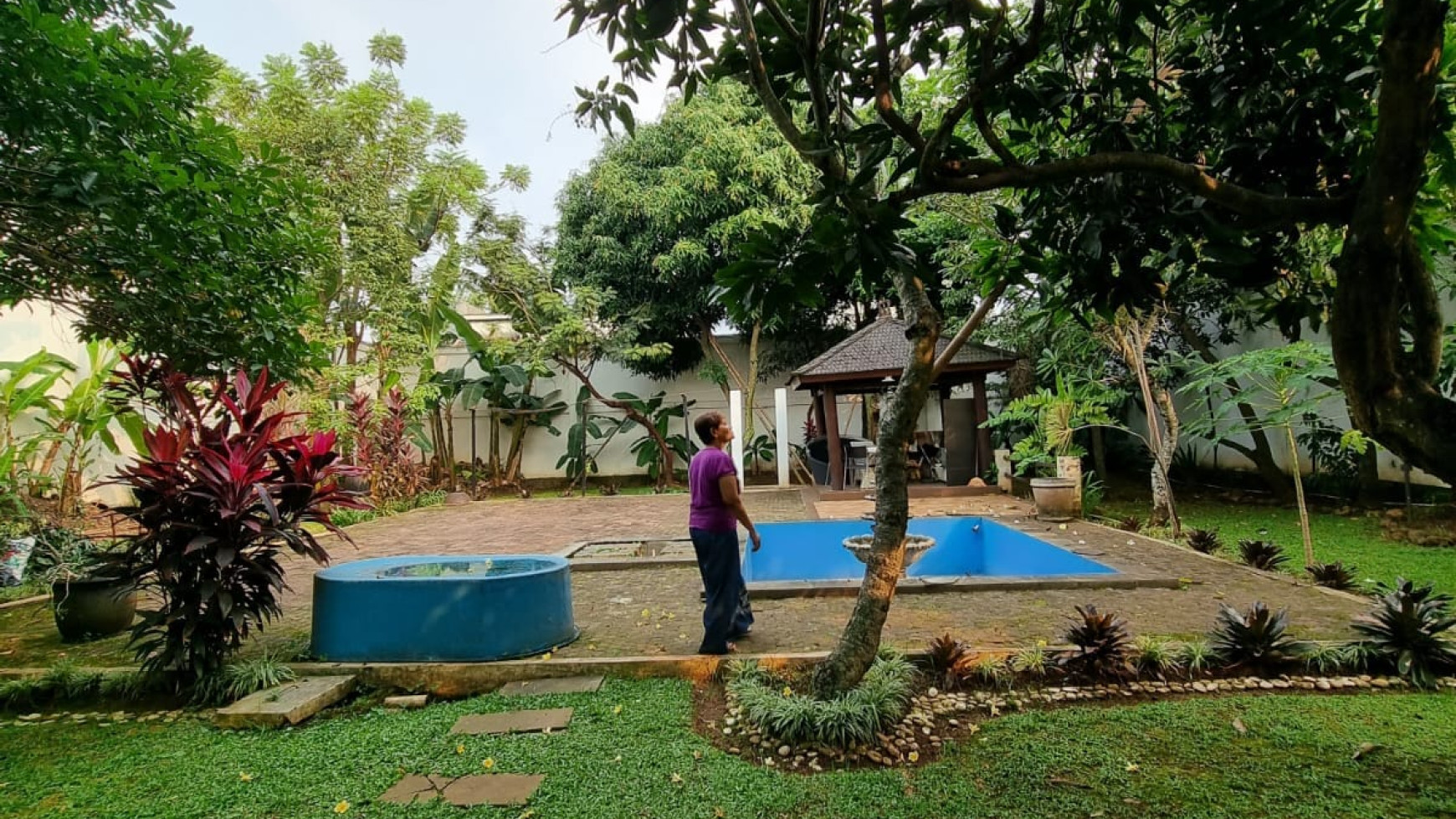 Rumah halaman luas, bagus, siap huni dalam Cluster di Ciputat