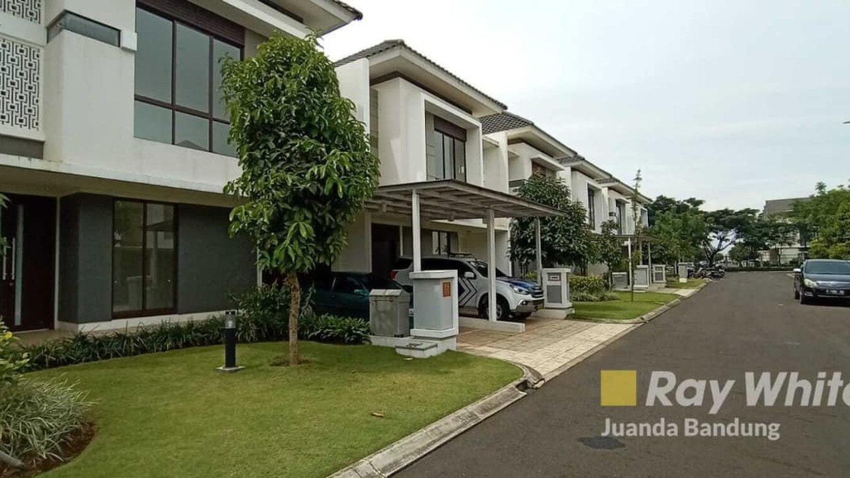 Langka! Rumah 2 Lantai Semifurnished terawat di Summrecon, Siap Huni!