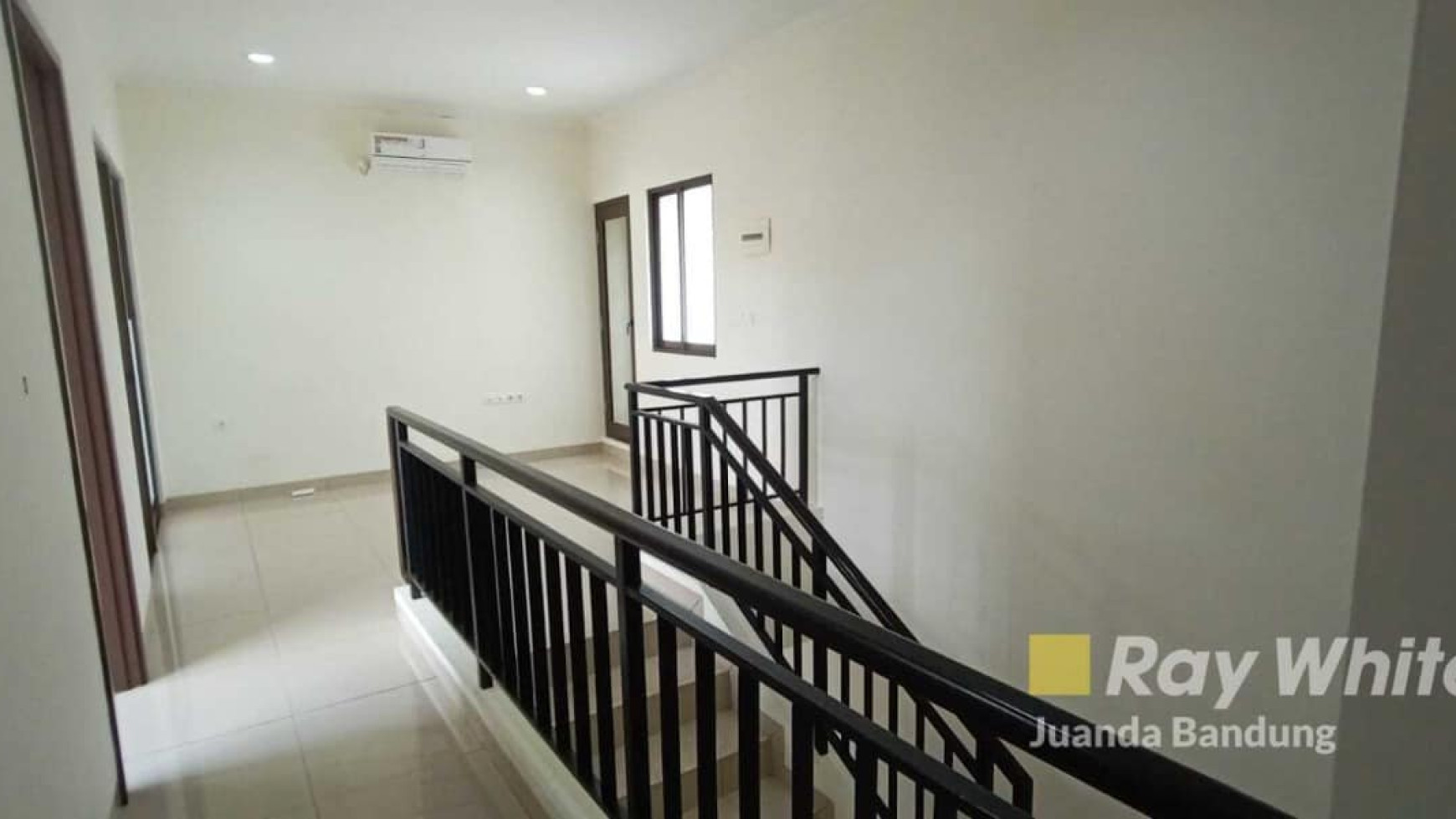 Langka! Rumah 2 Lantai Semifurnished terawat di Summrecon, Siap Huni!