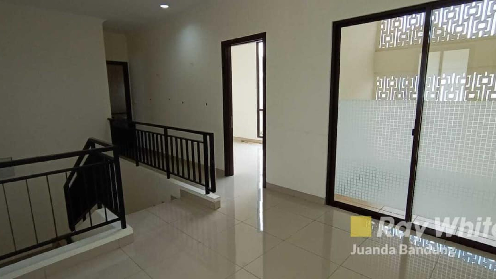 Langka! Rumah 2 Lantai Semifurnished terawat di Summrecon, Siap Huni!